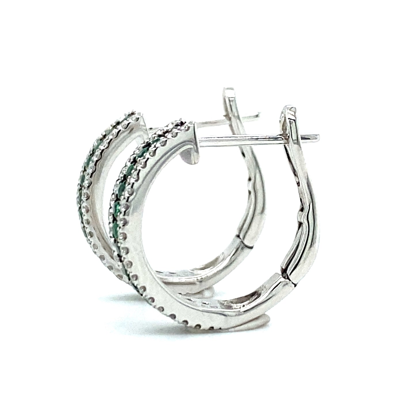 18 krt witgouden halve creool oorbellen met 80 briljant geslepen diamanten 0.22 crt kleur topwesselton kwaliteit vs2 en 28 smaragden met een totaalgewicht van 0.27crt 15x4mm model o4088