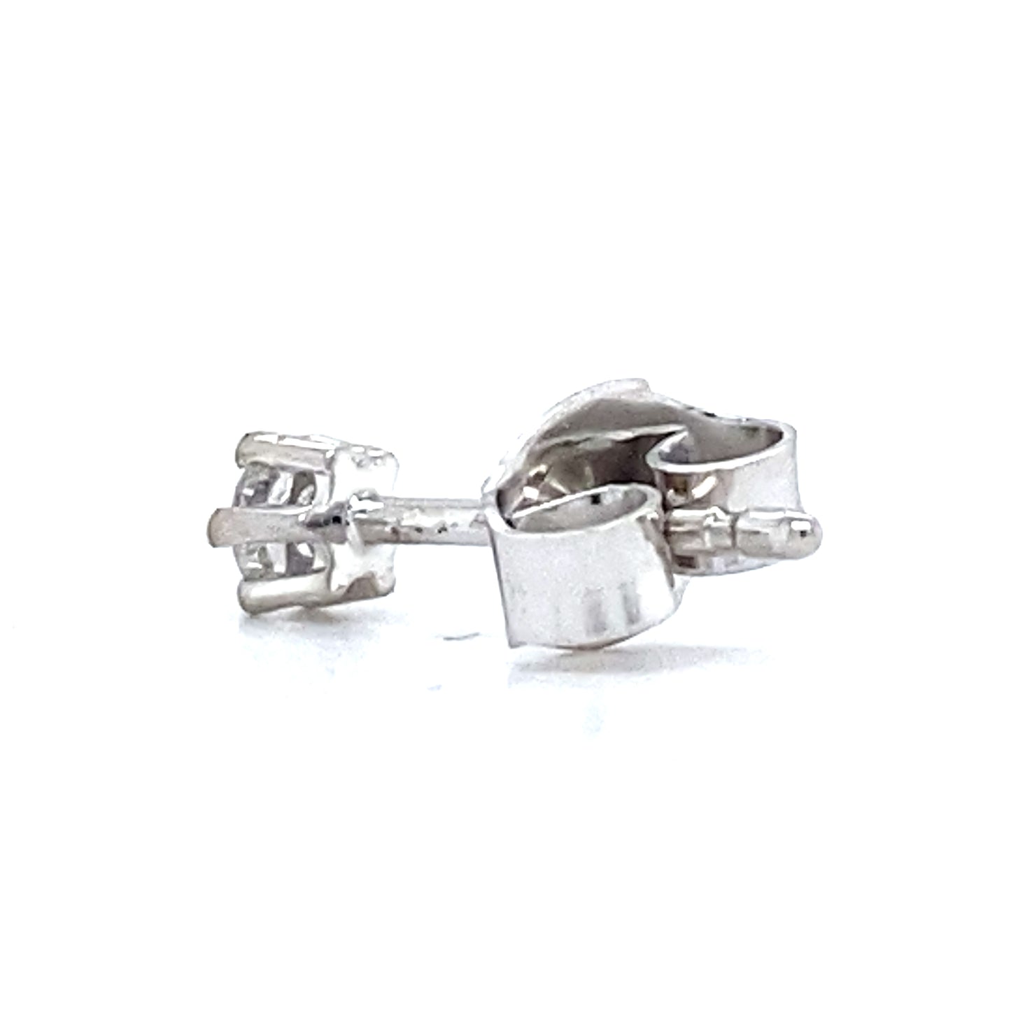 14 karaat witgouden oorknop met 6 pootszetting. Bezet met 1 briljant geslepen diamant van 0.07 crt Kleur: Top Wesselton Kwaliteit: VS Zetting: Ø 4 mm Hoogte zetting: 3 mm Model O 3945