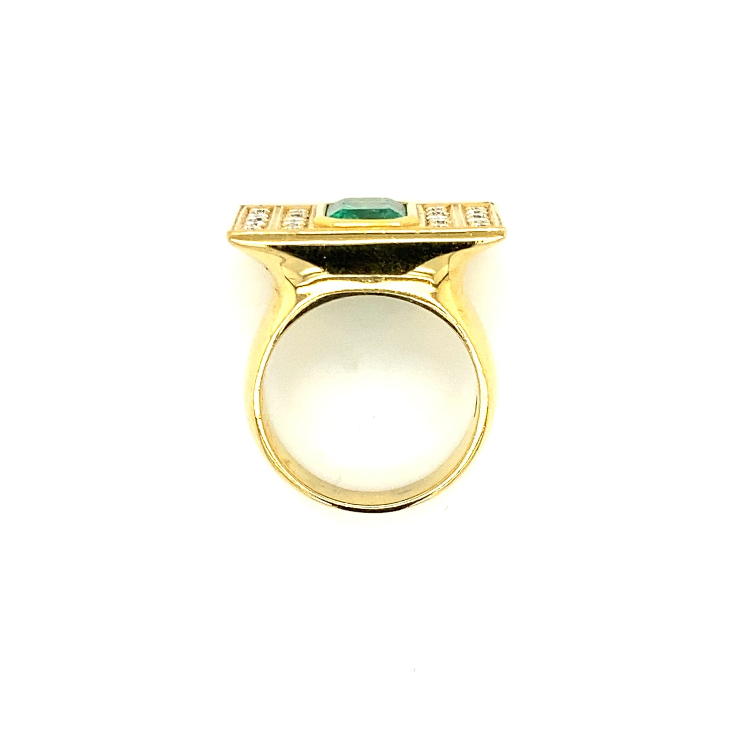 Bijzondere 18 karaat geel gouden ’70 fantasie ring bezet met 1 smaragd van 2.53 crt en 20 briljant geslepen diamanten met een totaalgewicht van 0.80 crt kleur G kwaliteit VVS model r177 €8900