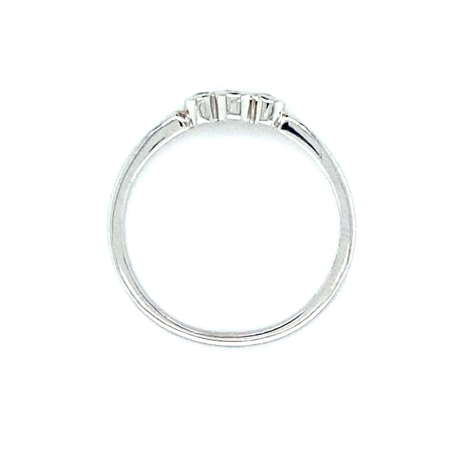 Witgouden trilogie ring met ronde zettingen. De ring weegt 2 gram en is bezet met 3 briljant geslepen diamanten met een totaalgewicht van 0.18 crt kleur top wesselton kwaliteit vs1. De zetting is 8 x 3.5mm Model R 6869