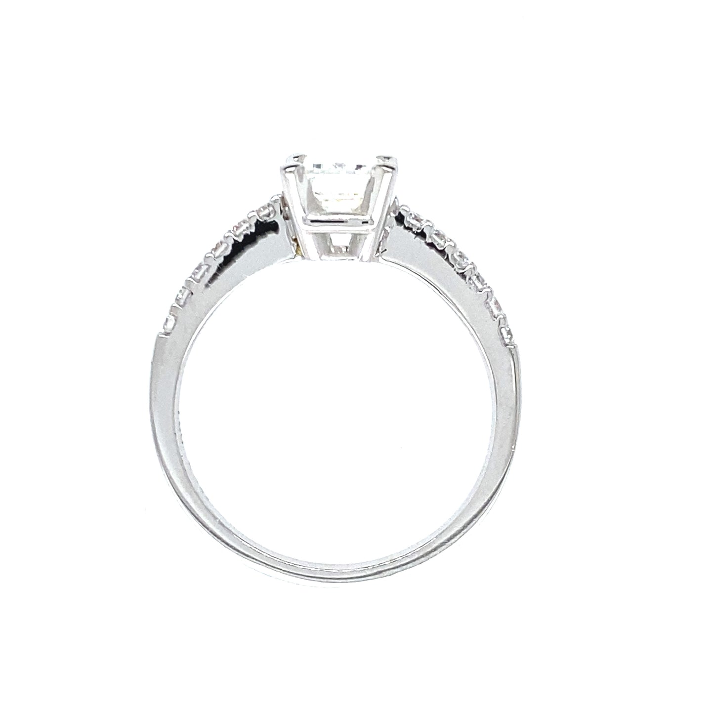 18 karaat wit gouden solitair pavé verlovingsring van 3.1 gram. Bezet met 1 Emerald geslepen diamant van 1.04 crt kleur G kwaliteit VS1 en 12 briljant geslepen diamanten met een totaalgewicht van 0.23 crt kleur top wesselton kwaliteit vs zetting: 8 x 6.5 mm Model R 6948