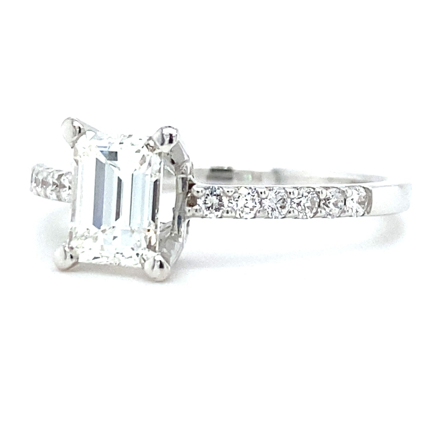 18 karaat wit gouden solitair pavé verlovingsring van 3.1 gram. Bezet met 1 Emerald geslepen diamant van 1.04 crt kleur G kwaliteit VS1 en 12 briljant geslepen diamanten met een totaalgewicht van 0.23 crt kleur top wesselton kwaliteit vs zetting: 8 x 6.5 mm Model R 6948