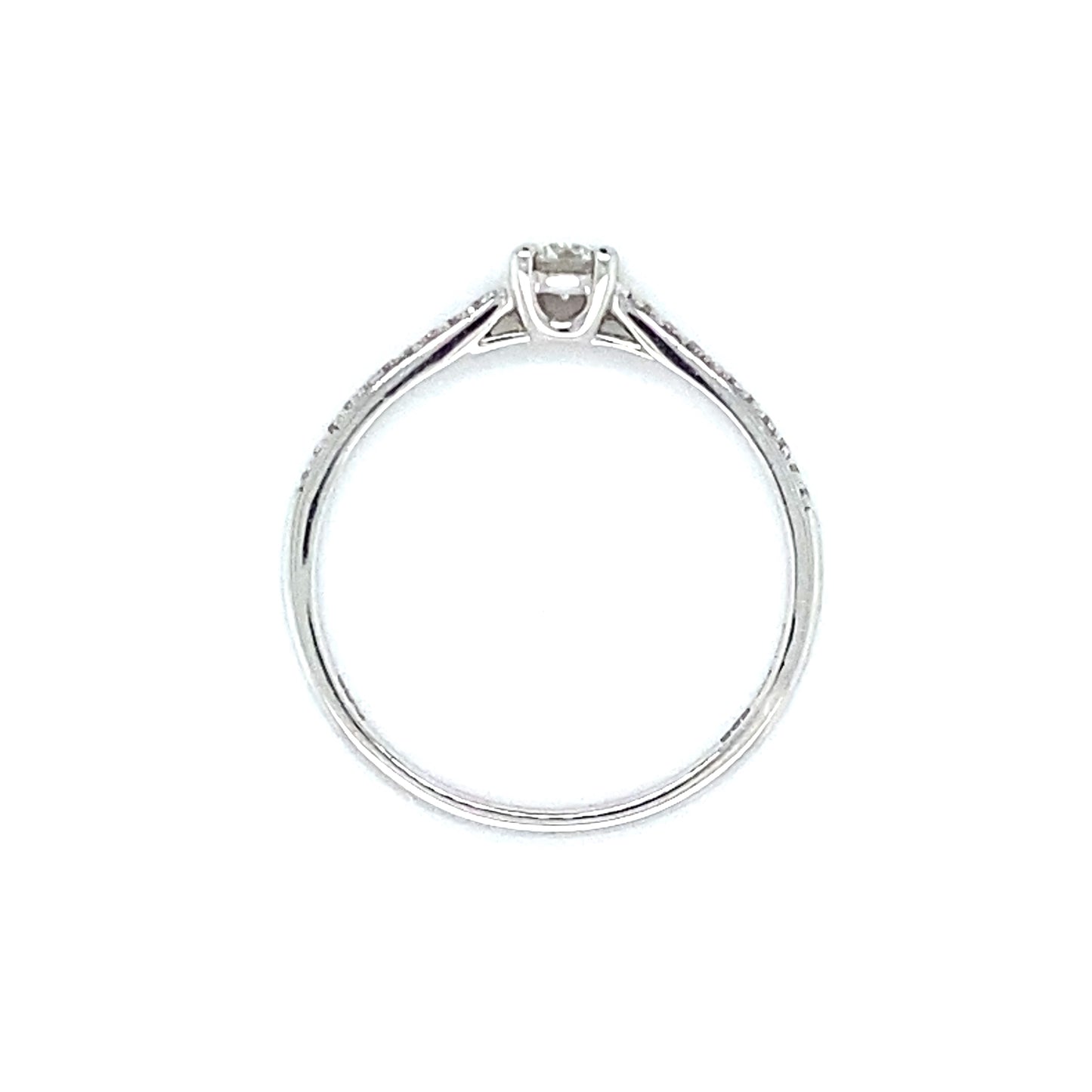 witgouden pavé solitair ring van 1.2 gram. Bezet met 1 briljant geslepen diamant van 0.14 crt en 20 briljant geslepen diamanten met een totaalgewicht van 0.07 crt kleur top wesselton kwaliteit si1 zetting: 5x3mm model R 7437