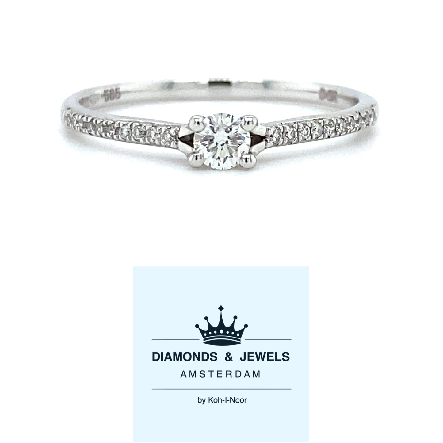 witgouden pavé solitair ring van 1.2 gram. Bezet met 1 briljant geslepen diamant van 0.14 crt en 20 briljant geslepen diamanten met een totaalgewicht van 0.07 crt kleur top wesselton kwaliteit si1 zetting: 5x3mm model R 7437
