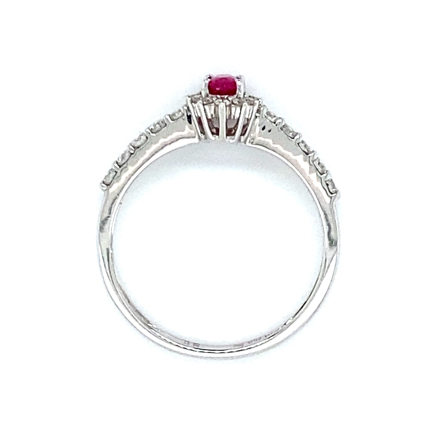18 karaats witgouden rozet rij ring van 2 gram. Bezet met 1 robijn van 0.27 crt en 22 briljant geslepen diamanten met een totaalgewicht van 0.34 crt kleur top wesselton kwaliteit vs 7.6x6.7mm model R 7654