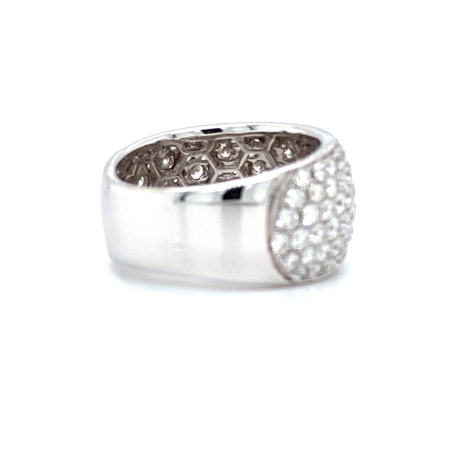 Zeer brede18krt witgouden pavé gezette ring met 120 briljant geslepen diamanten met een totaalgewicht van 3.44crt kleur top wesselton kwaliteit VS2 mt 17.25/54 12mm breed model r7788 €6445