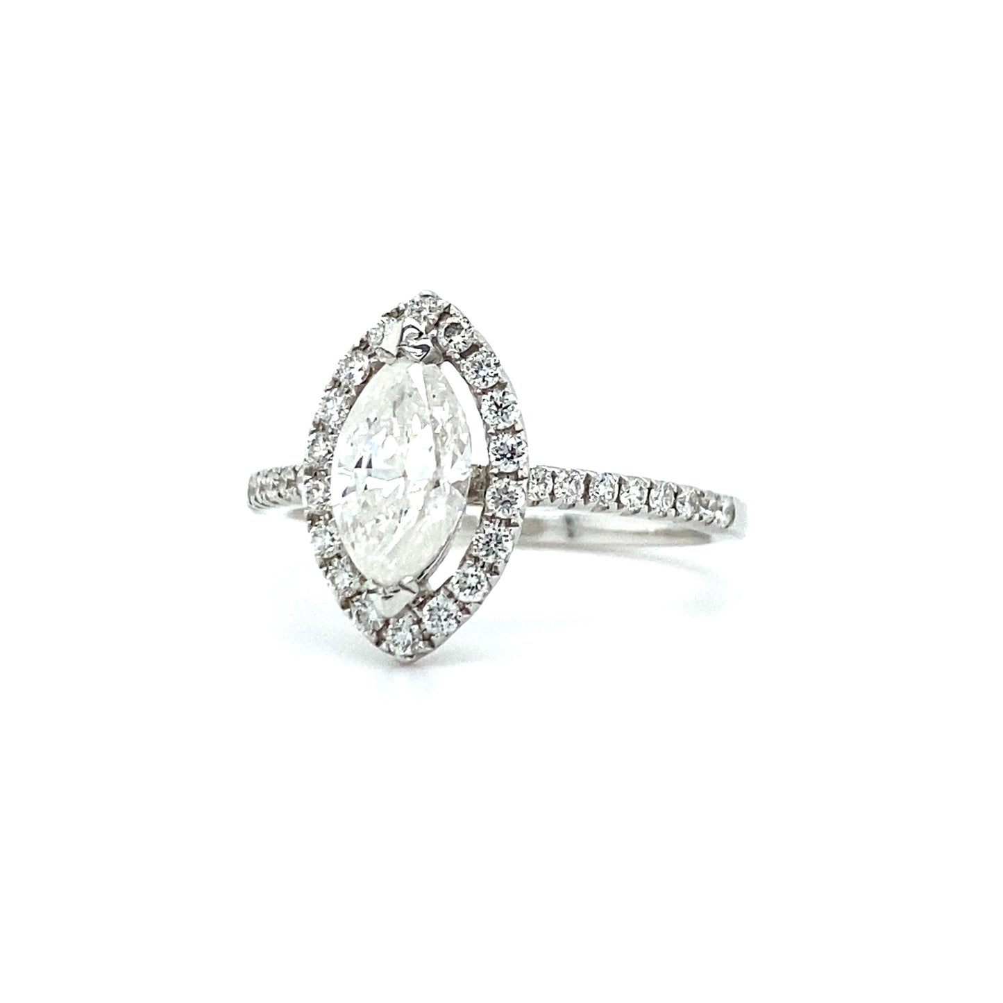 Witgouden halo rijring met 1 Marquis geslepen diamant van 0.91crt kleur g kwaliteit piqué en 34 briljant geslepen diamanten met een totaalgewicht van 0.37crt kleur f kwaliteit vs maat 16.75/53 model r7822 €4069