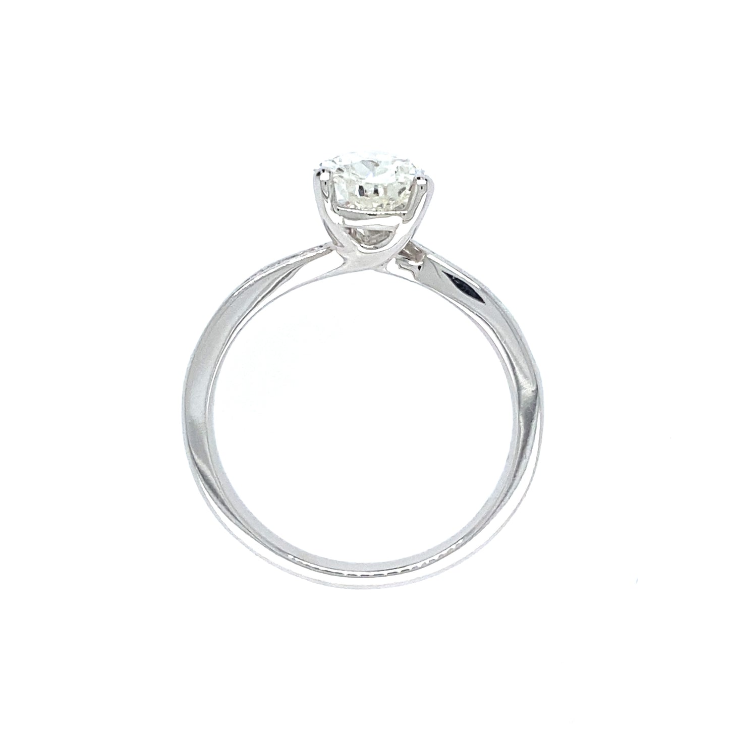 18 karaat wit gouden solitair pavé ring van 3 gram. Bezet met 1 peer geslepen diamant van 1.18 crt en 14 briljant geslepen diamanten met een totaalgewicht van 0.13 crt. Alle diamanten hebben kleur G em kwaliteit VS2 Zetting: 8.5 x 6.5 mm Model R 7937