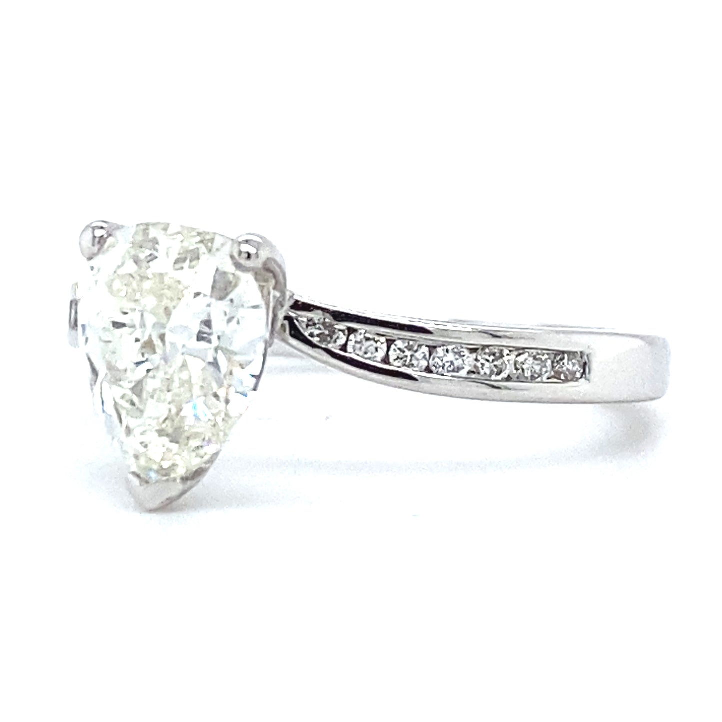 18 karaat wit gouden solitair pavé ring van 3 gram. Bezet met 1 peer geslepen diamant van 1.18 crt en 14 briljant geslepen diamanten met een totaalgewicht van 0.13 crt. Alle diamanten hebben kleur G em kwaliteit VS2 Zetting: 8.5 x 6.5 mm Model R 7937