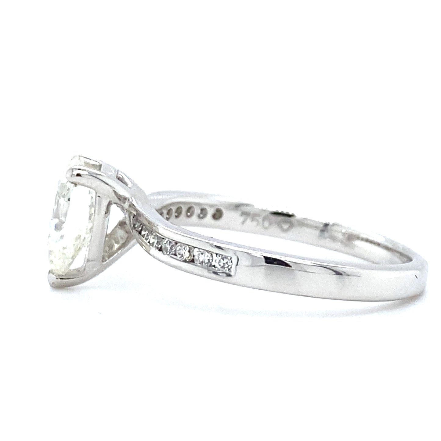 18 karaat wit gouden solitair pavé ring van 3 gram. Bezet met 1 peer geslepen diamant van 1.18 crt en 14 briljant geslepen diamanten met een totaalgewicht van 0.13 crt. Alle diamanten hebben kleur G em kwaliteit VS2 Zetting: 8.5 x 6.5 mm Model R 7937