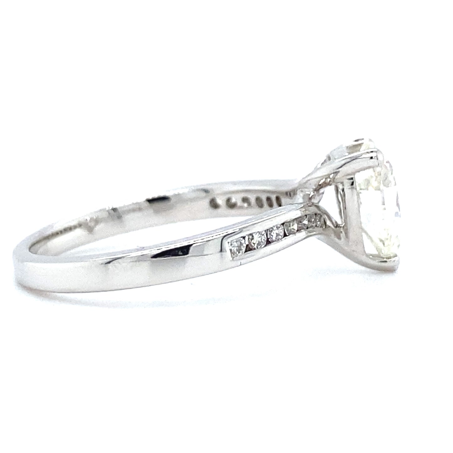 18 karaat wit gouden solitair pavé ring van 3 gram. Bezet met 1 peer geslepen diamant van 1.18 crt en 14 briljant geslepen diamanten met een totaalgewicht van 0.13 crt. Alle diamanten hebben kleur G em kwaliteit VS2 Zetting: 8.5 x 6.5 mm Model R 7937