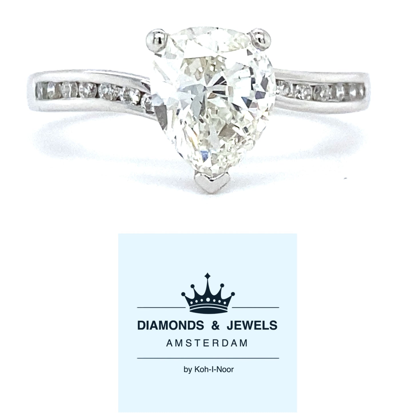 18 karaat witgouden solitair pavé slag ring bezet met 1 peer geslepen diamant van 1.18 crt kleur g kwaliteit vs2 en 14 briljant geslepen diamanten met een totaalgewicht van 0.13 crt kleur G kwaliteit vs  zetting: 8.5 x 6.5 mm Model R 7937