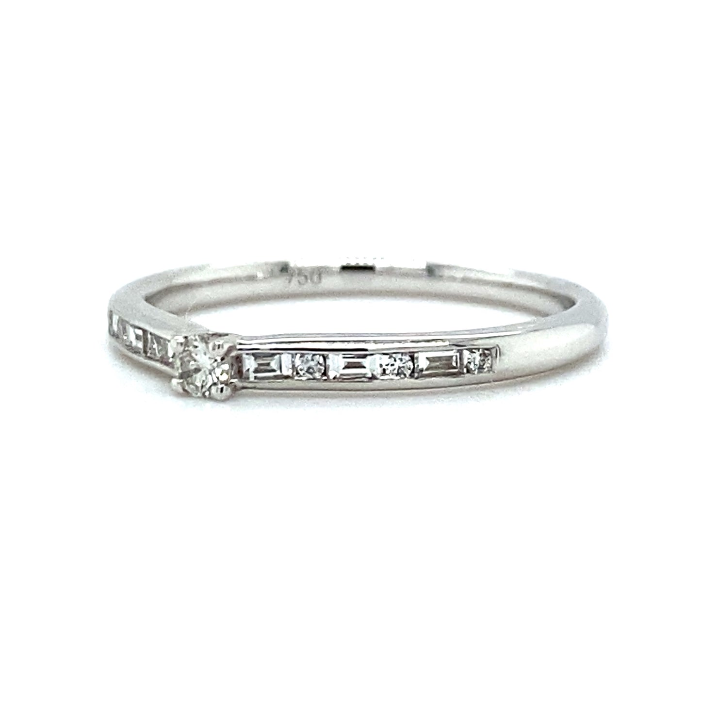 18 karaat witgouden solitair pavéring van 1.8 gram. Bezet met 7 briljant geslepen diamanten met een totaalgewicht van 0.07 crt en 6 baguette geslepen diamanten met een totaalgewicht van 0.13 crt kleur top wesselton kwaliteit si model r 7969
