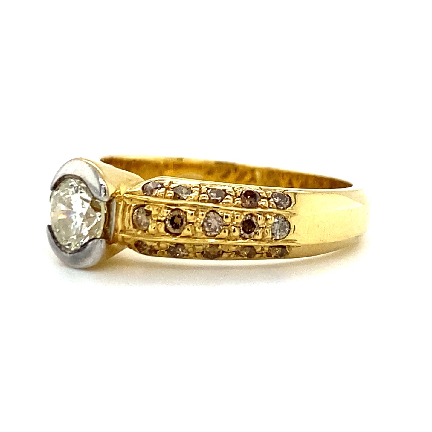 Brede 18 krt geel gouden solitair rijring met 1 briljant geslepen diamant kleur I kwaliteit SI2 en 30 briljant geslepen diamanten  kleur brown kwaliteit SI model R 8397