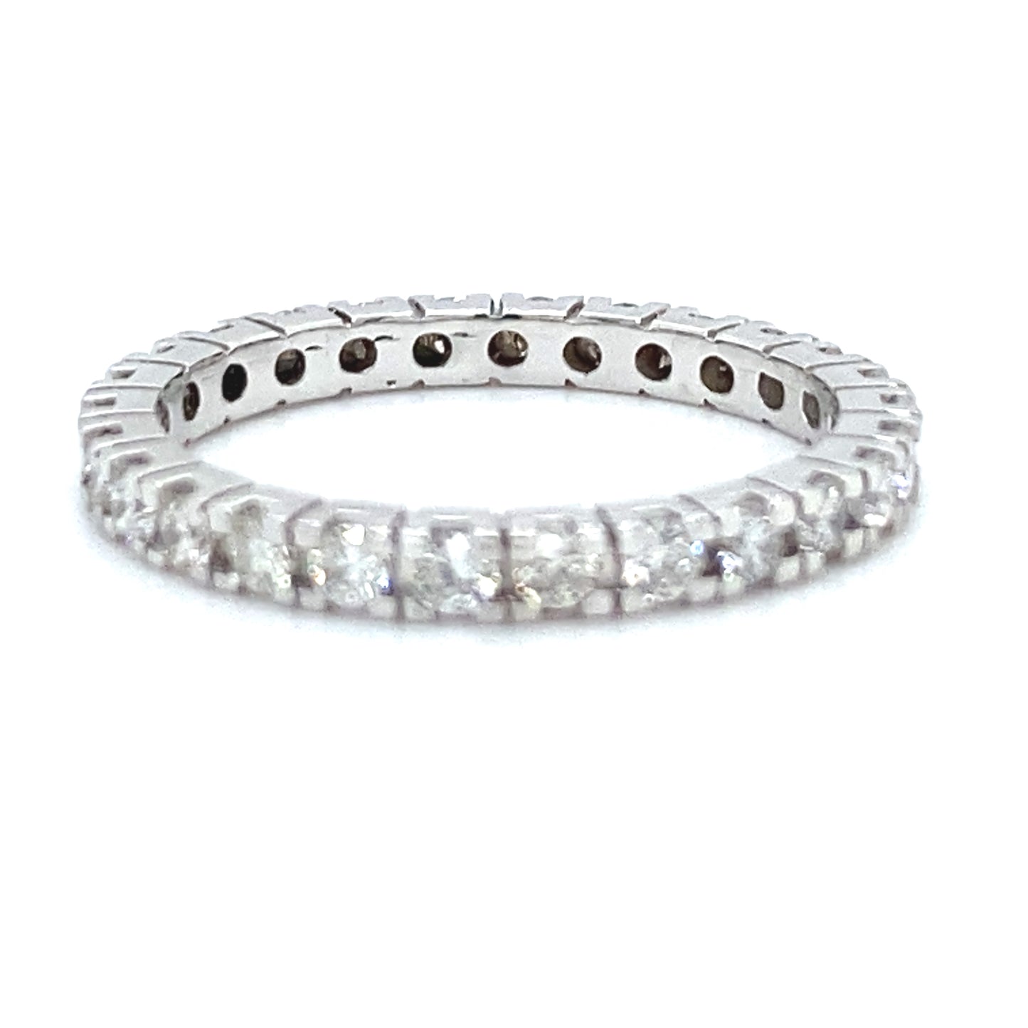 14 karaats witgouden alliance rijring Eternity van 2.4 gram. Bezet met 26 briljant geslepen diamanten met een totaalgewicht van 0.97 crt kleur top wesselton kwaliteit si Model R 8518