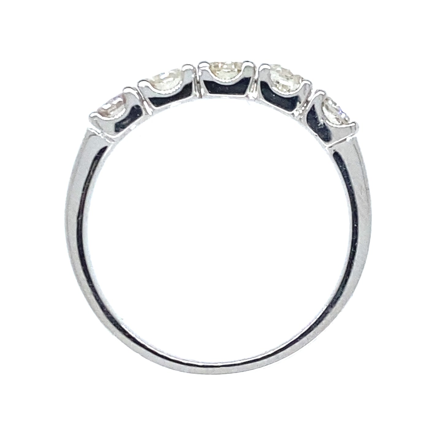 14 krt witgouden rijring van 3.2 gram en 3 mm breed. Bezet met 5 briljant geslepen diamanten met een totaalgewicht van 0.91 crt kleur top wesselton kwaliteit vs Model R 8619