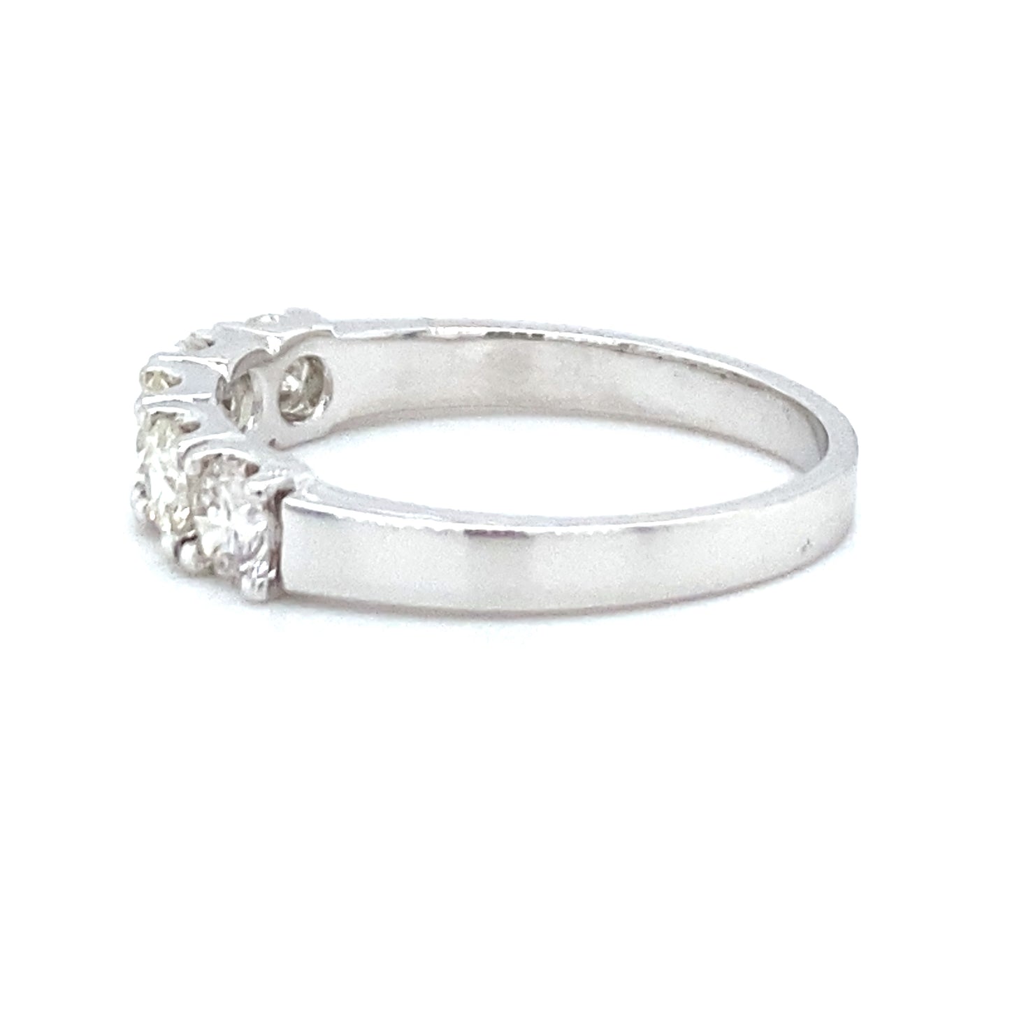 14 krt witgouden rijring van 3.2 gram en 3 mm breed. Bezet met 5 briljant geslepen diamanten met een totaalgewicht van 0.91 crt kleur top wesselton kwaliteit vs Model R 8619
