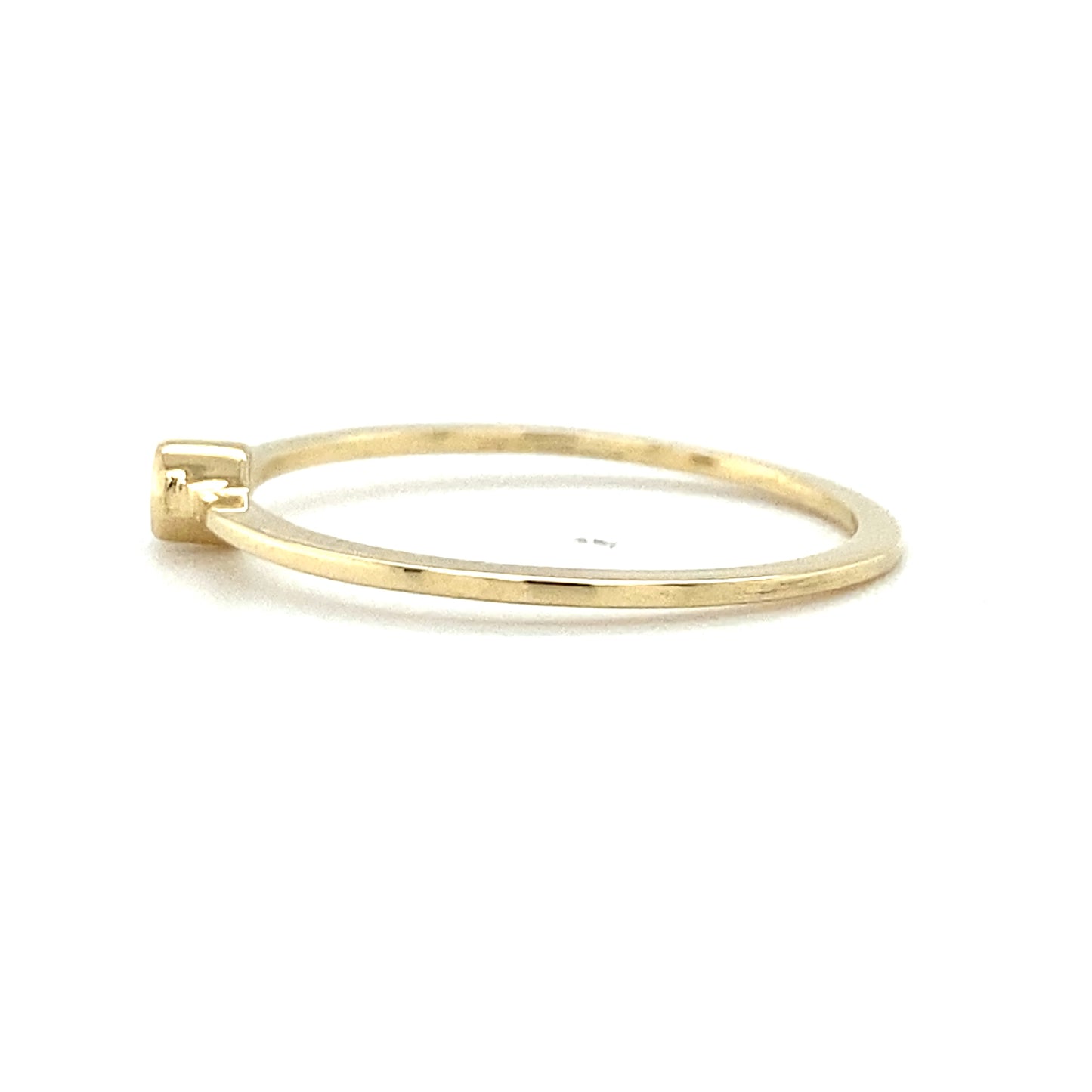 geelgouden solitaire ring van 1 gram en 1 mm breed. Bezet met 1 briljant geslepen diamant van 0.03crt kleur top wesselton kwaliteit vs  model r9904