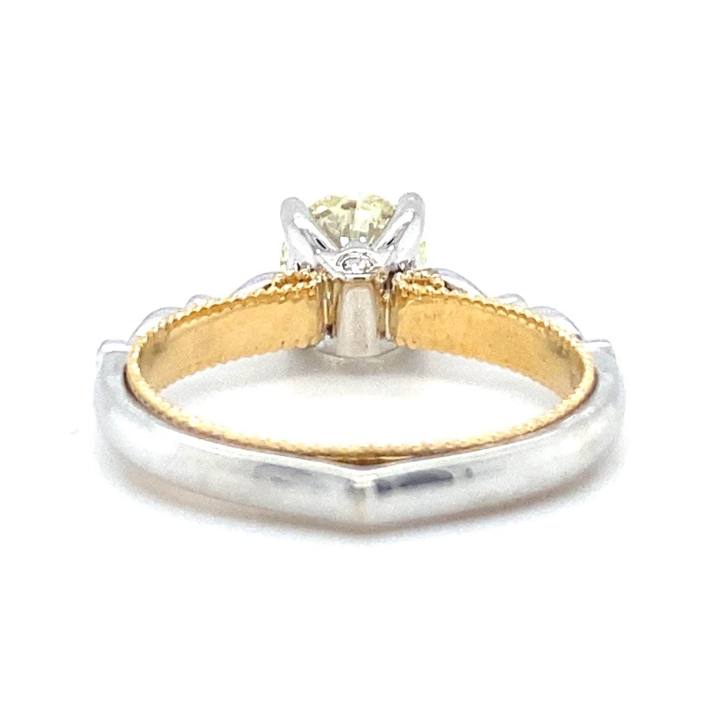 18 karaats wit met geel gouden fantasie ring van 4.15 gram en 3mm breed. Bezet met 1 briljant geslepen diamant van 1.12 crt kleur lichtgeel kwaliteit vs2 en 14 briljant geslepen diamanten met een totaalgewicht van 0.09 crt kleur G kwaliteit vs2 Model R8720