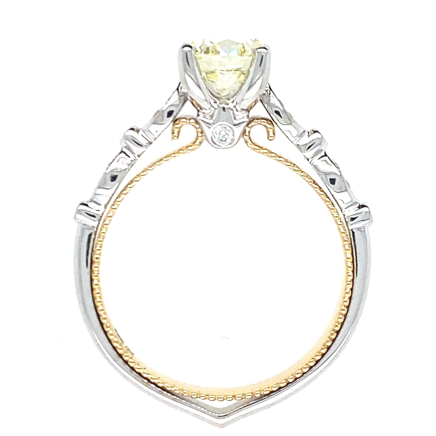 18 karaats wit met geel gouden fantasie ring van 4.15 gram en 3mm breed. Bezet met 1 briljant geslepen diamant van 1.12 crt kleur lichtgeel kwaliteit vs2 en 14 briljant geslepen diamanten met een totaalgewicht van 0.09 crt kleur G kwaliteit vs2 Model R8720