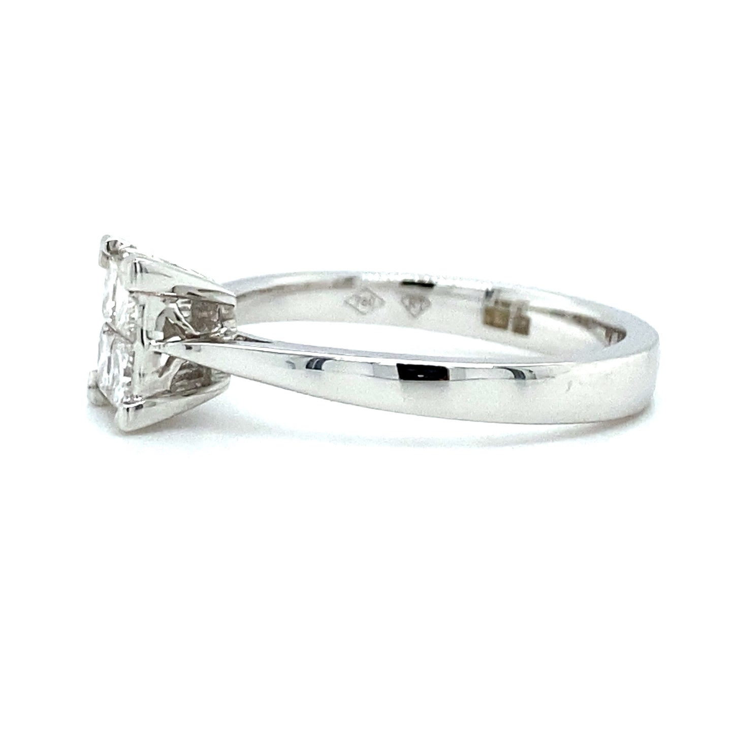 18 karaat witgouden ring van 3.7 gram met 4 vierkante Prinses geslepen diamanten met een totaalgewicht van 0.63 crt kleur G kwaliteit VS1 model r8768