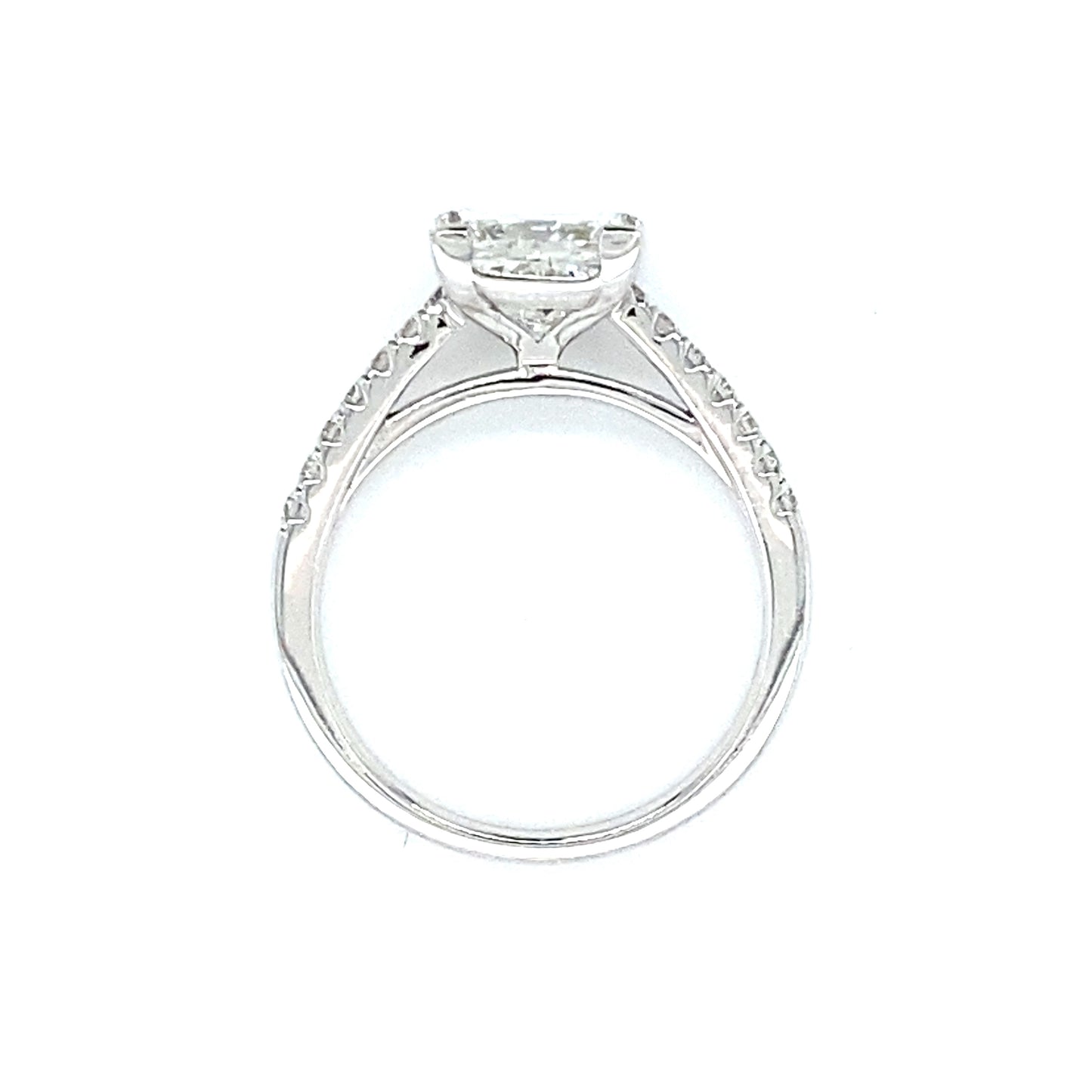 Bijzondere 18 karaat witgouden solitair pavéring van 3.4 gram. Bezet met 1 prinses geslepen diamant van 2.11 crt kleur E kwaliteit VVS2 en 14 briljant geslepen diamanten met een totaalgewicht van 0.29 crt kleur E kwaliteit VVS2 Zetting: 7.5x8mm Model R 8831