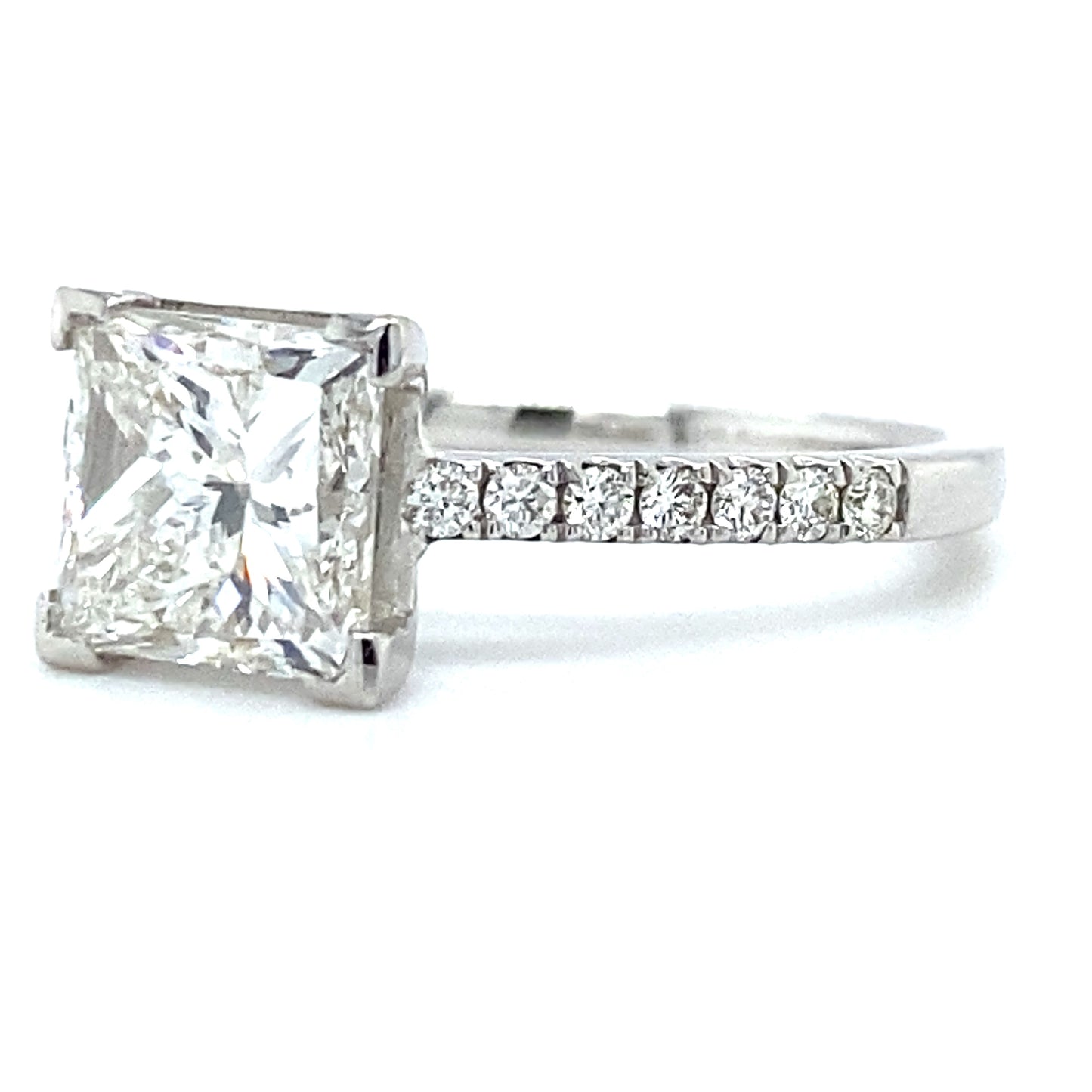 Bijzondere 18 karaat witgouden solitair pavéring van 3.4 gram. Bezet met 1 prinses geslepen diamant van 2.11 crt kleur E kwaliteit VVS2 en 14 briljant geslepen diamanten met een totaalgewicht van 0.29 crt kleur E kwaliteit VVS2 Zetting: 7.5x8mm Model R 8831