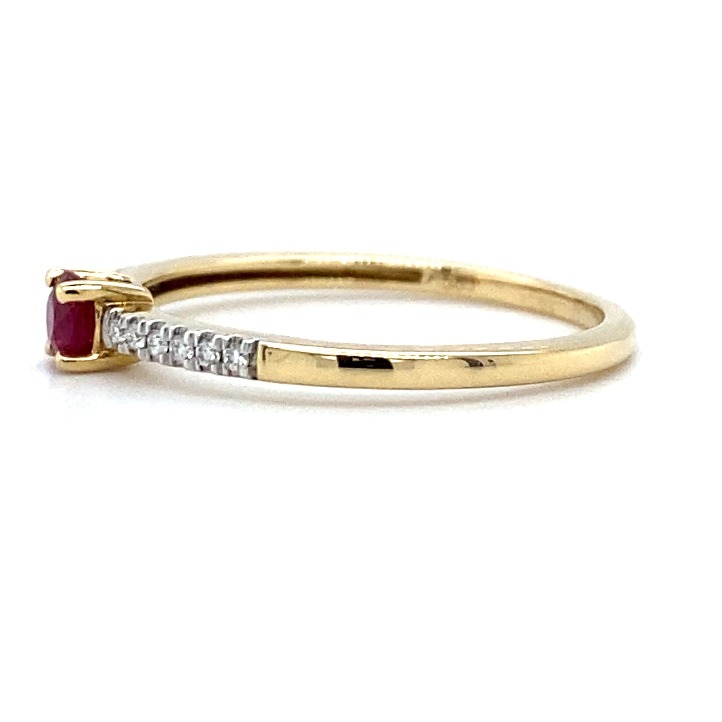 Geel gouden solitair pavé ring bezet met 12 briljant geslepen diamanten met een totaalgewicht van 0.06 crt kleur h kwaliteit si1 en 1 robijn van 0.24 crt breedte ringscheen 1.6 mm model R 9101 €430