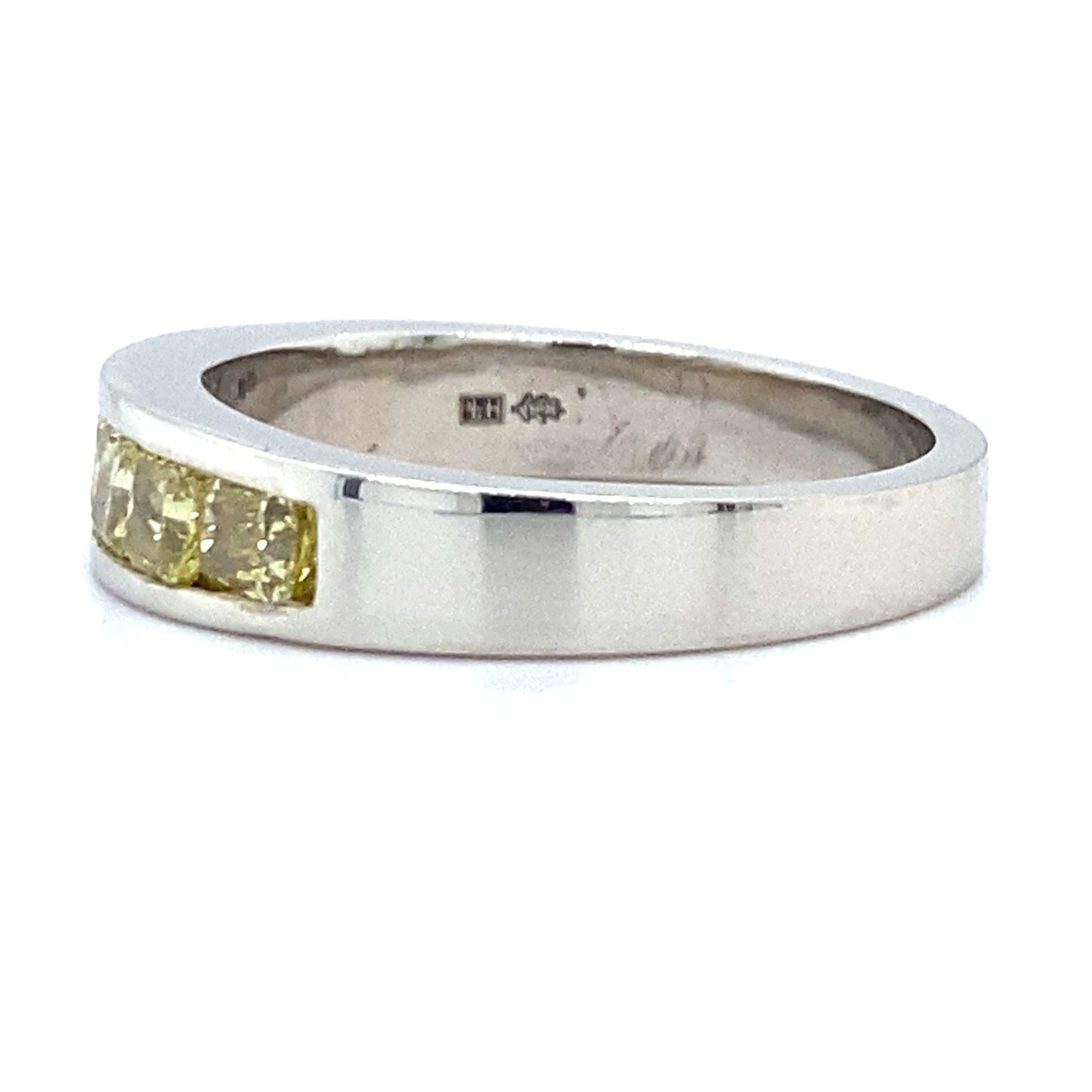 Witgouden rail rijring van 4.5 gram, bezet met 7 cushion geslepen diamanten met een totaalgewicht van 1.25 crt kleur Geel kwaliteit SI Model R 9135