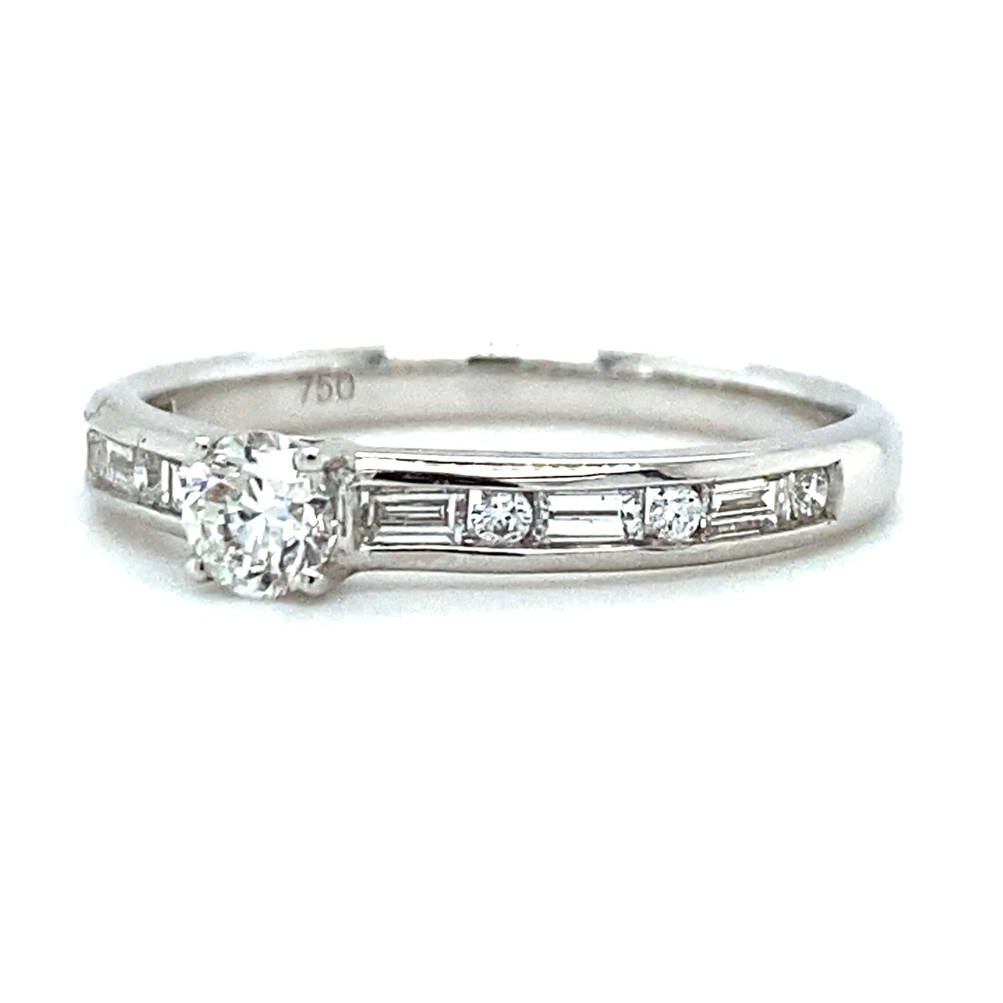18 karaats witgouden solitair pavéring van 2.3 gram. Bezet met 6 briljant geslepen diamanten met een totaalgewicht van 0.04 crt en 6 baguette geslepen diamanten met een totaalgewicht van 0.22 crt kleur Top Wesselton kwaliteit SI model R 9250