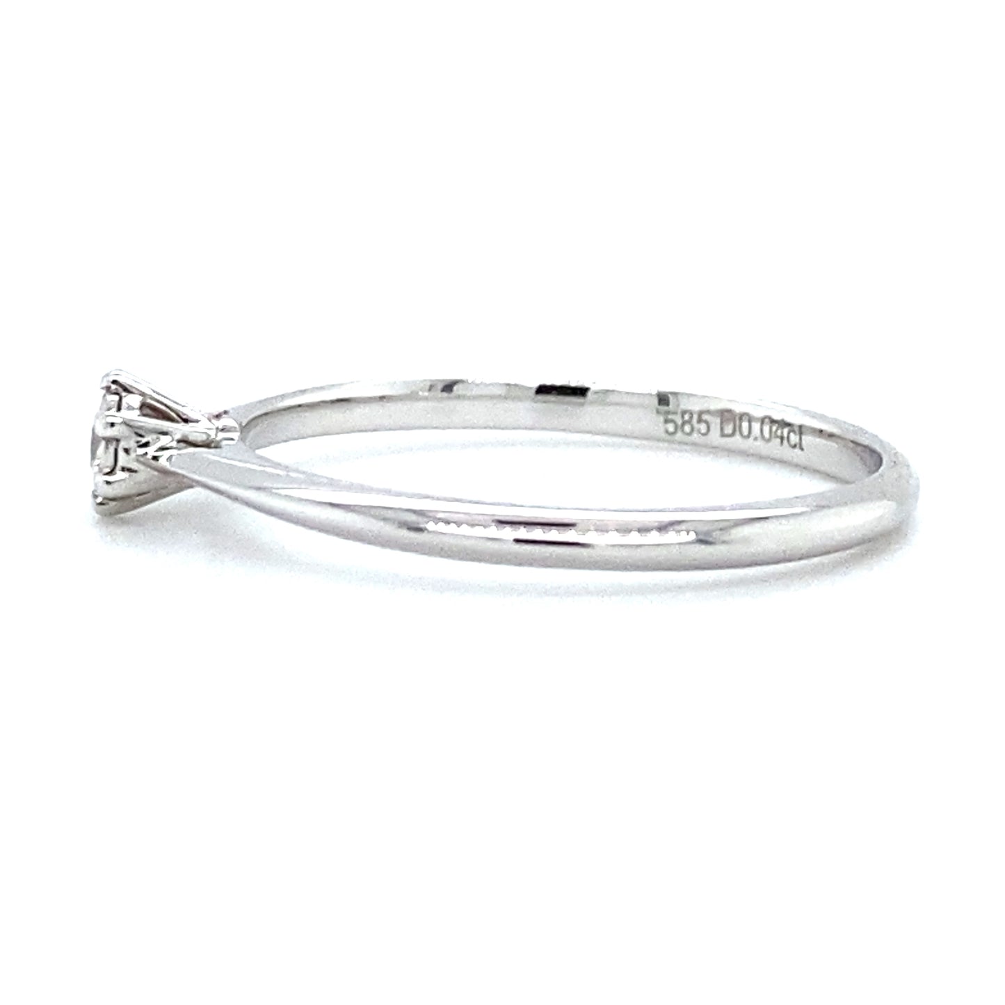 Witgouden solitair ring van 1.3 gram met een mirror zetting. Bezet met 1 briljant geslepen diamant van 0.04 crt kleur g kwaliteit vs zetting: 4 mm Model R 9317
