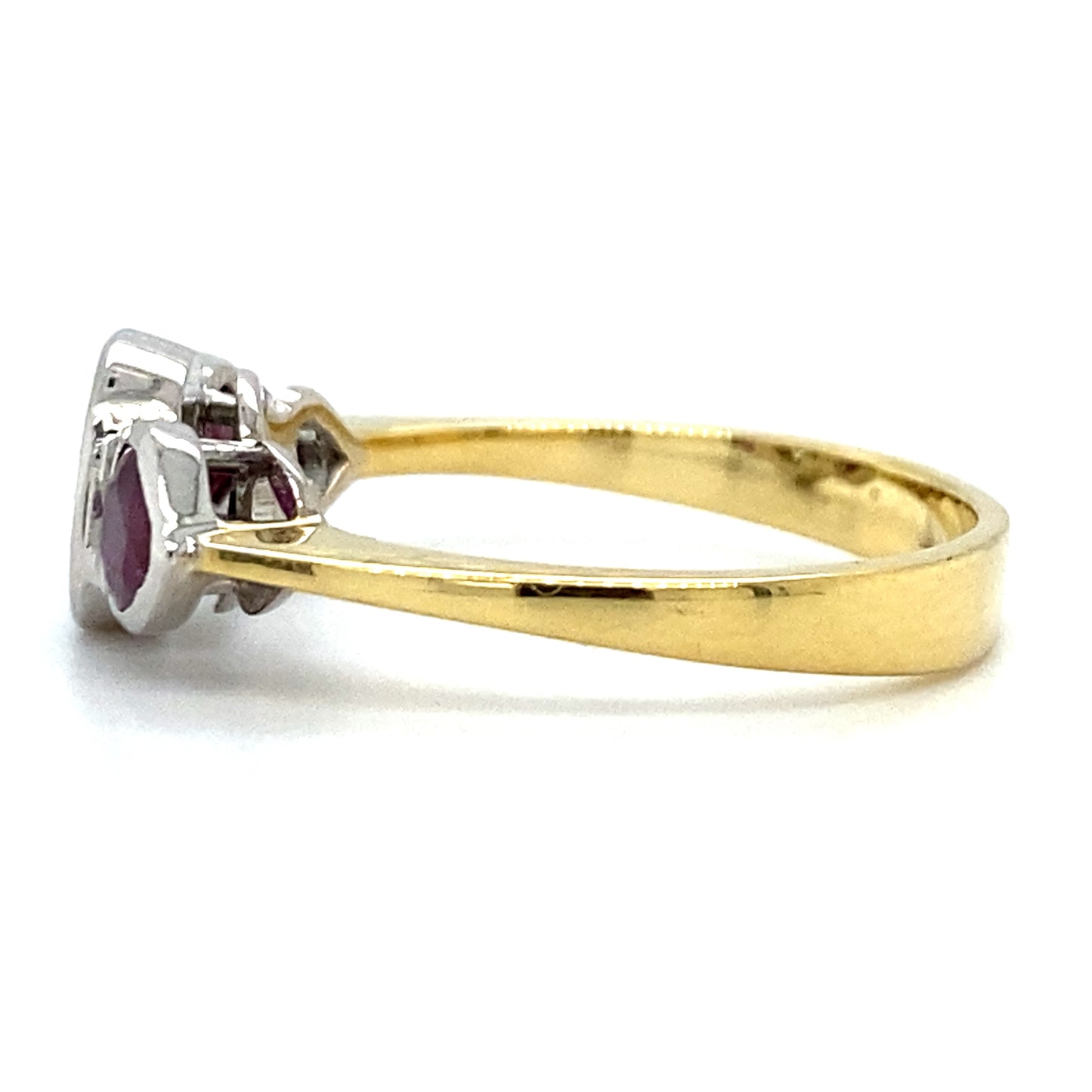 Geel gouden ring met een witgouden trilogie zetting. Bezet met 1 briljant geslepen diamant van 0.42 crt kleur top wesselton kwaliteit si3 en 2 hartvormig geslepen robijnen met een totaalgewicht van 0.65 crt Model R 3963