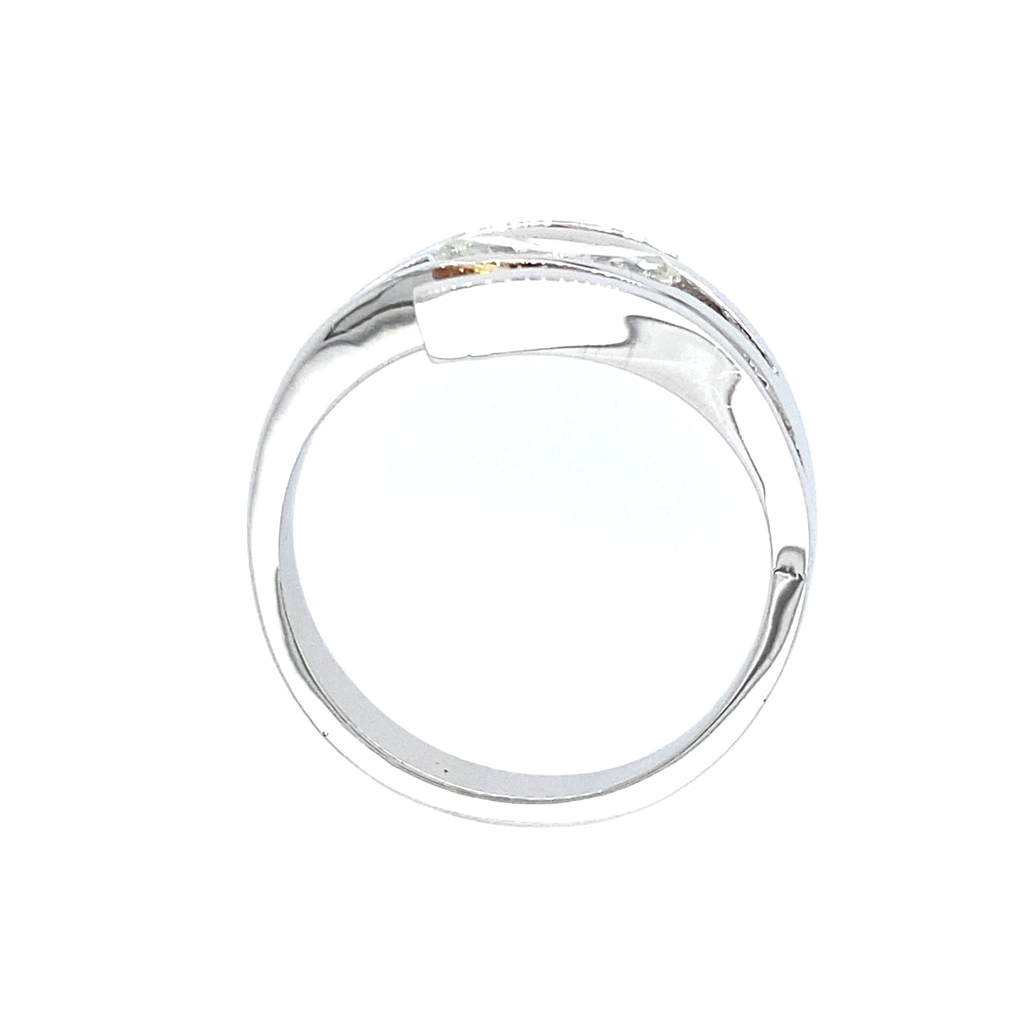 Witgouden design ring van 7 gram. Bezet met 1 Markies geslepen diamant van 0.62 crt. kleur H kwaliteit SI3 en 2 Peer geslepen diamanten kleur Brown Kwaliteit SI3 Zetting: 14.5 x 18 mm Model R 9395