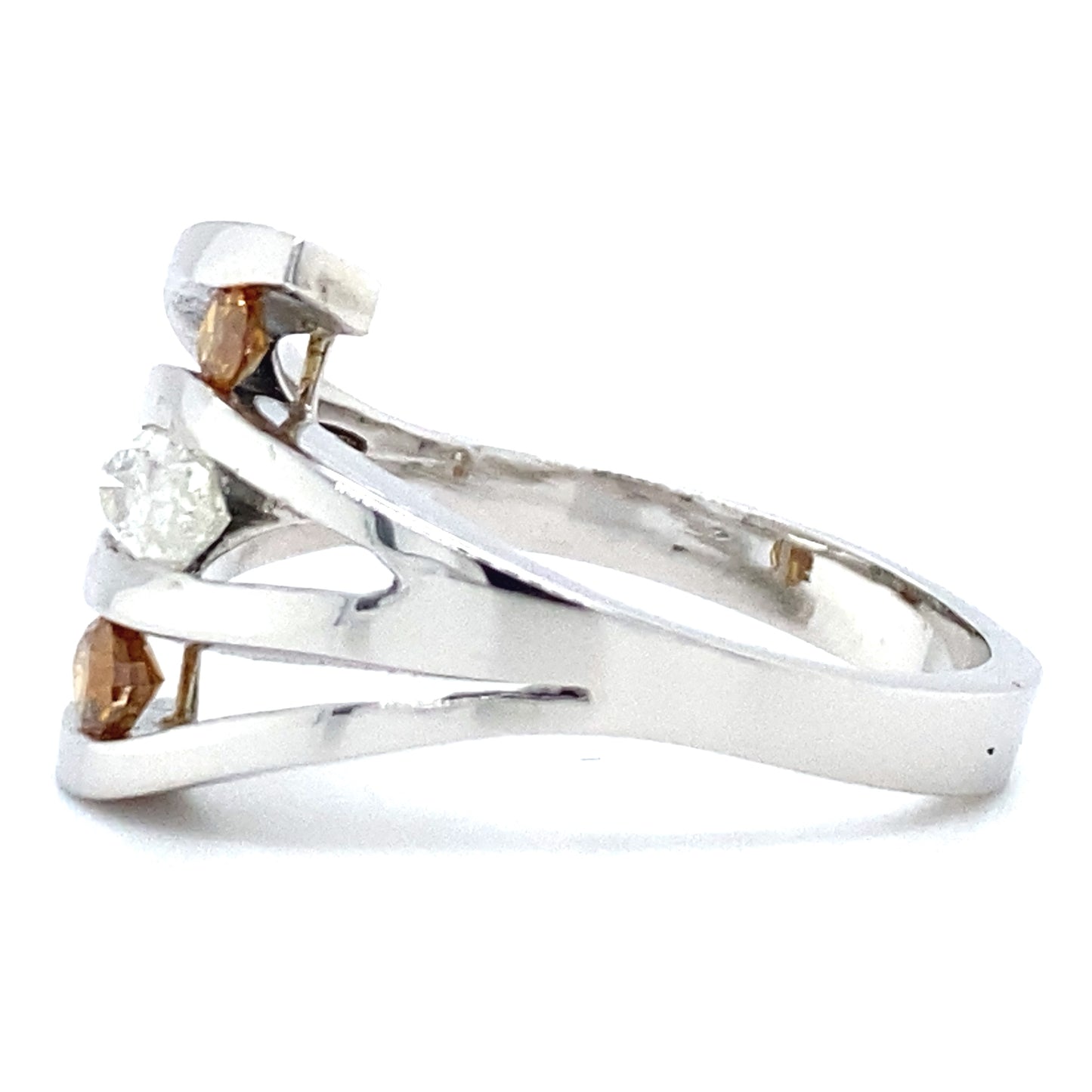 Witgouden design ring van 7 gram. Bezet met 1 Markies geslepen diamant van 0.62 crt. kleur H kwaliteit SI3 en 2 Peer geslepen diamanten kleur Brown Kwaliteit SI3 Zetting: 14.5 x 18 mm Model R 9395