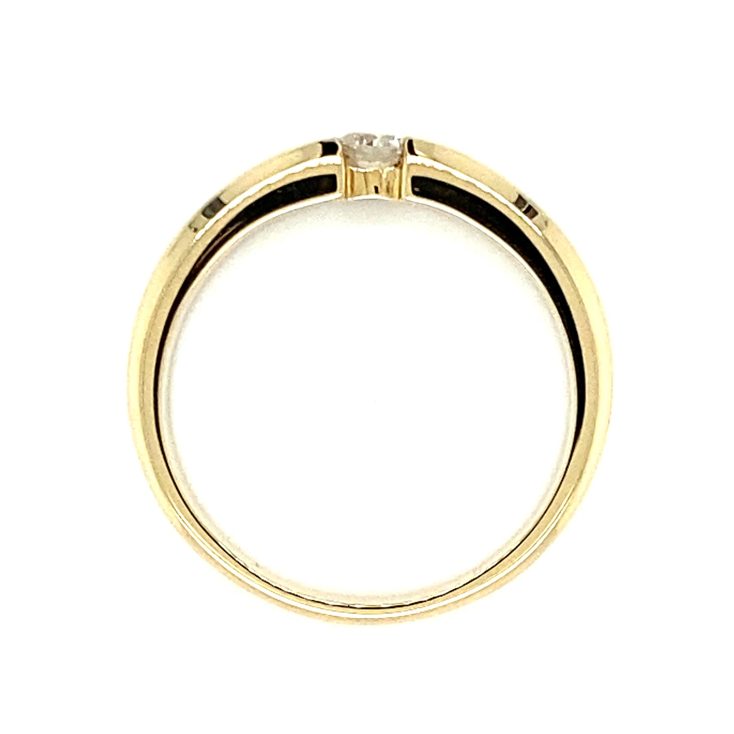 Geelgouden spanning ring van 5.8 gram en 3.9 mm breed. Bezet met 1 briljant geslepen diamant van 0.19 crt kleur top wesselton kwaliteit VS2 model r 9454