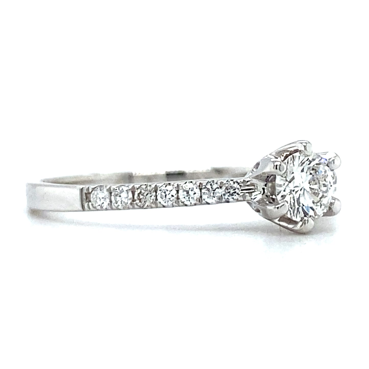 18kt witgouden ring van 1.8 gram met een ringscheen van 1.5 mm. Bezet met 1 briljant geslepen diamant van 0.25 crt en 14 briljant geslepen diamanten met een totaalgewicht van 0.12 crt. Kleur Top Wesselton kwaliteit: VS Doorsnee zetting: 5 mm Model R 9563