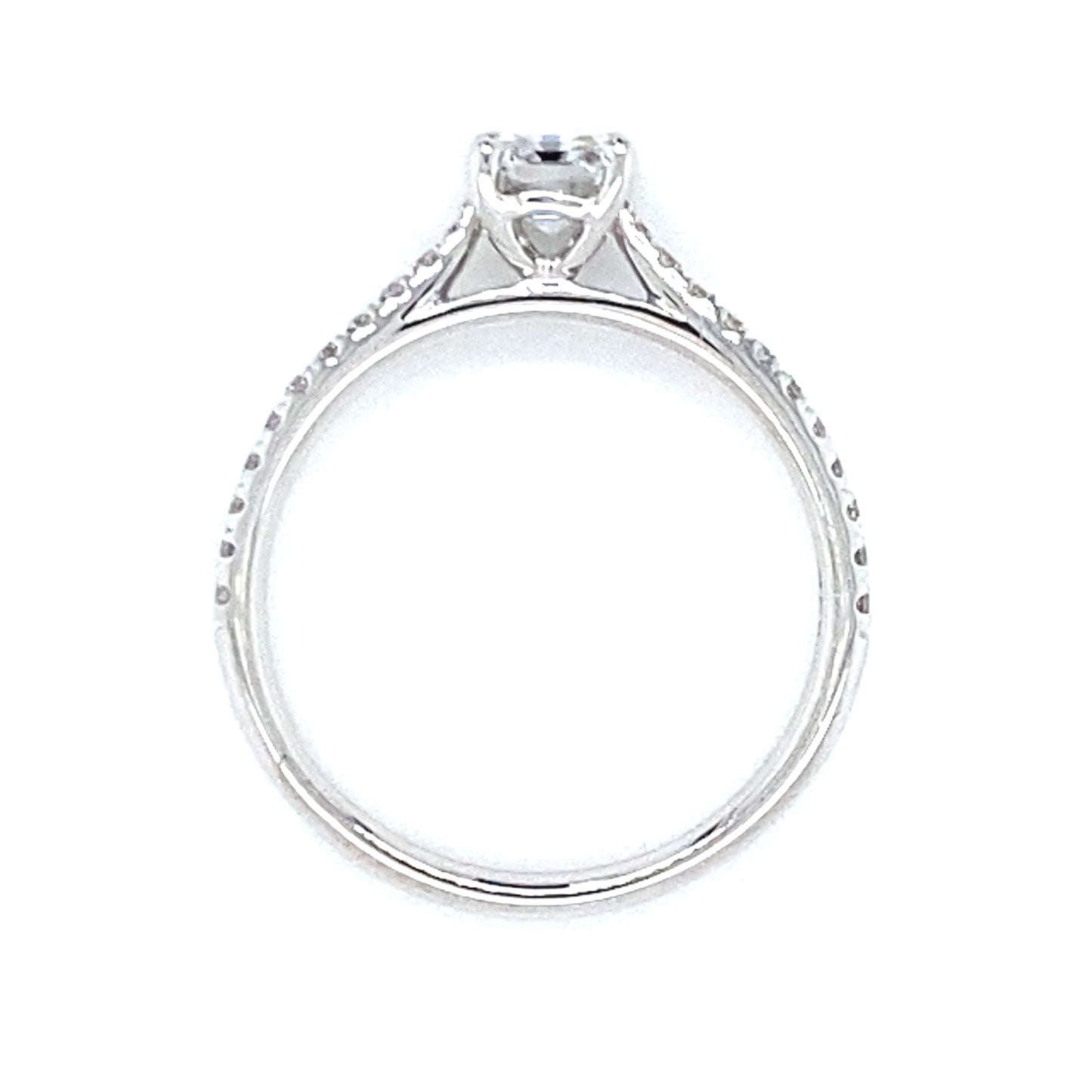 18 karaat witgouden ring van 1.95 gram en 2 mm breed. Bezet met 1 Asscher geslepen diamant van  0.67 crt kleur E kwaliteit VVS1 en 22 briljant geslepen diamanten met een totaalgewicht van 0.15 crt kleur top wesselton kwaliteit vs1 Zetting: 6 x 5 mm Model: R 9709