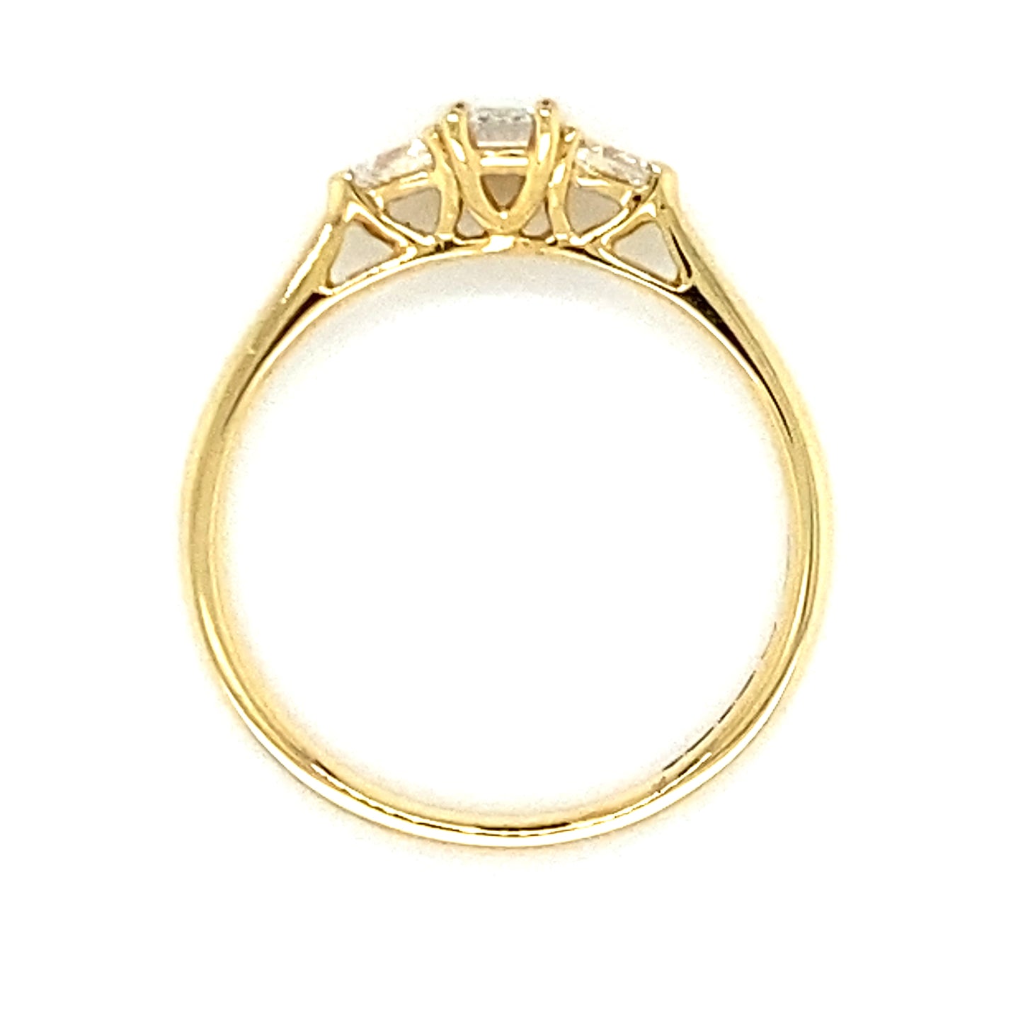 18 karaat geelgouden trilogiering van 2.3 gram en 2 tot 1 mm breed. Bezet met 1 baguette geslepen diamant van 0.35 crt en 2 peer geslepen diamanten met een totaalgewicht van 0.06 crt Kleur: Top Wesselton Kwaliteit: VS1 Zetting: 11 x 6 mm Model R 9726