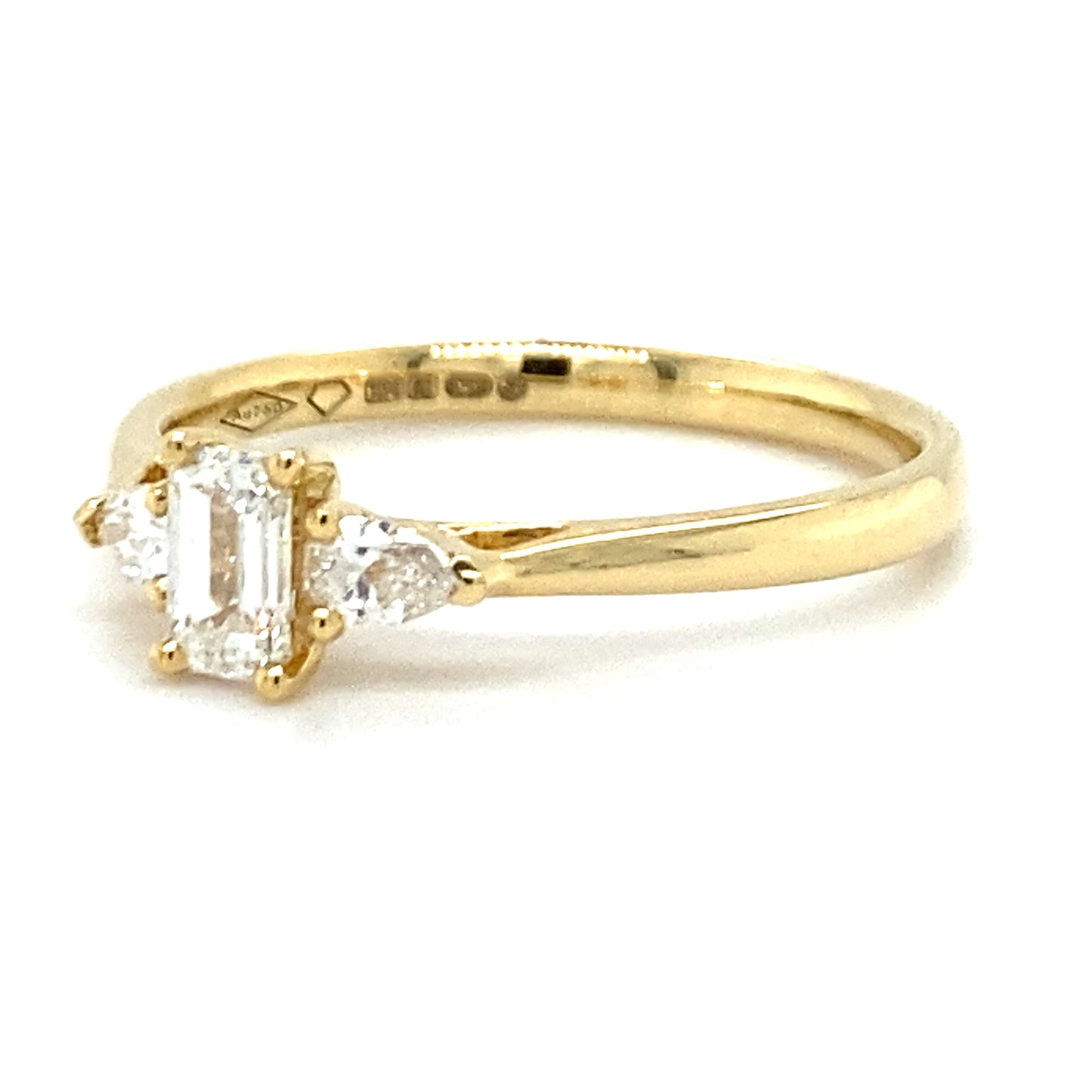 18 karaat geelgouden trilogiering van 2.3 gram en 2 tot 1 mm breed. Bezet met 1 baguette geslepen diamant van 0.35 crt en 2 peer geslepen diamanten met een totaalgewicht van 0.06 crt Kleur: Top Wesselton Kwaliteit: VS1 Zetting: 11 x 6 mm Model R 9726
