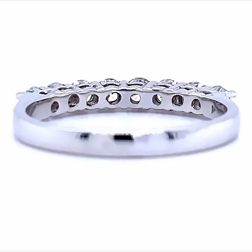 18 karaat witgouden rij ring van 2.9 gram en 2 tot 3 mm breed. Bezet met 8 briljant geslepen diamanten met een totaalgewicht van 0.79 crt Kleur: Top Wesselton Kwaliteit: VS Model R 9817
