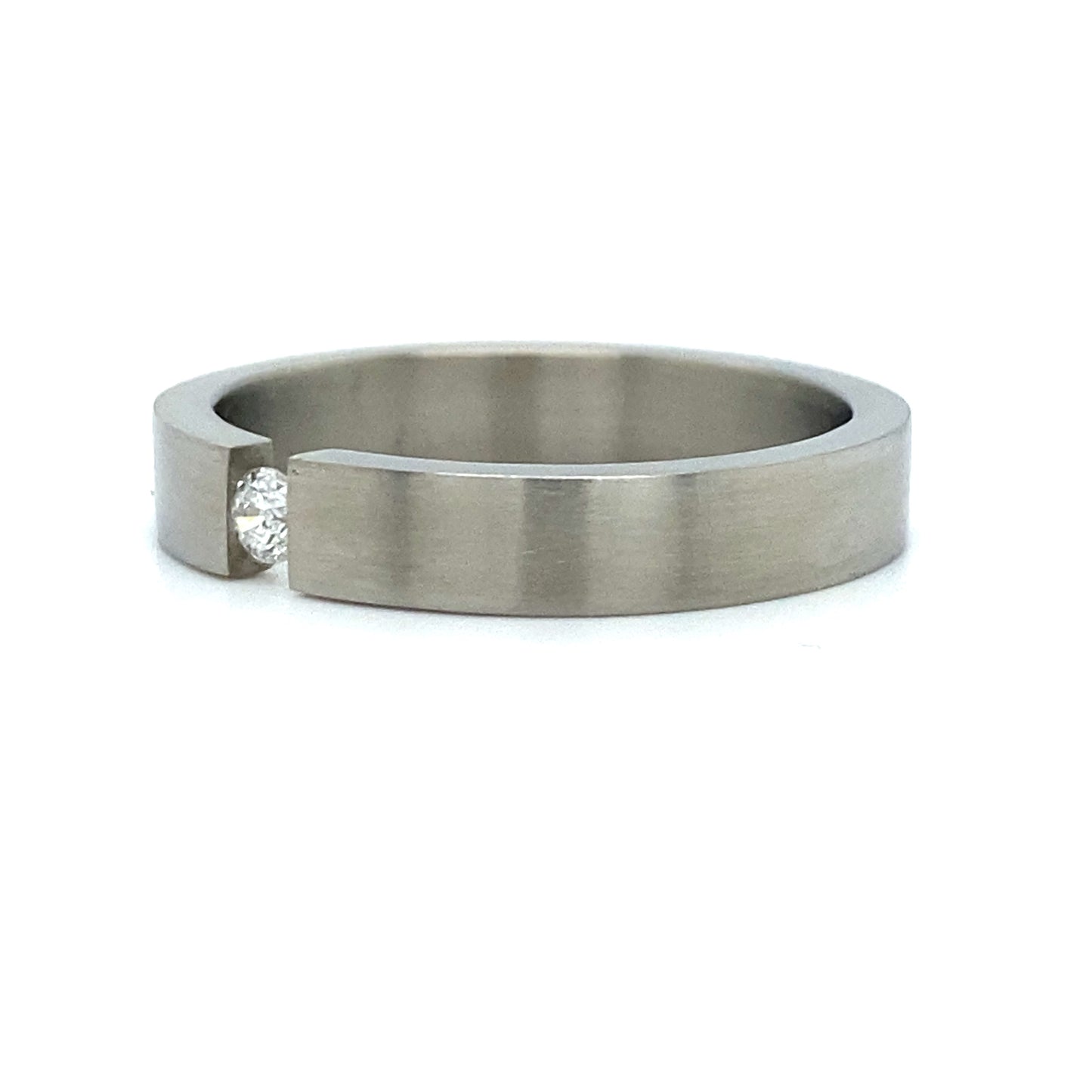 Titanium spanningsring bezet met 1 briljant geslepen diamant van 0.10crt kleur Cape kwaliteit si 4mm breed €229