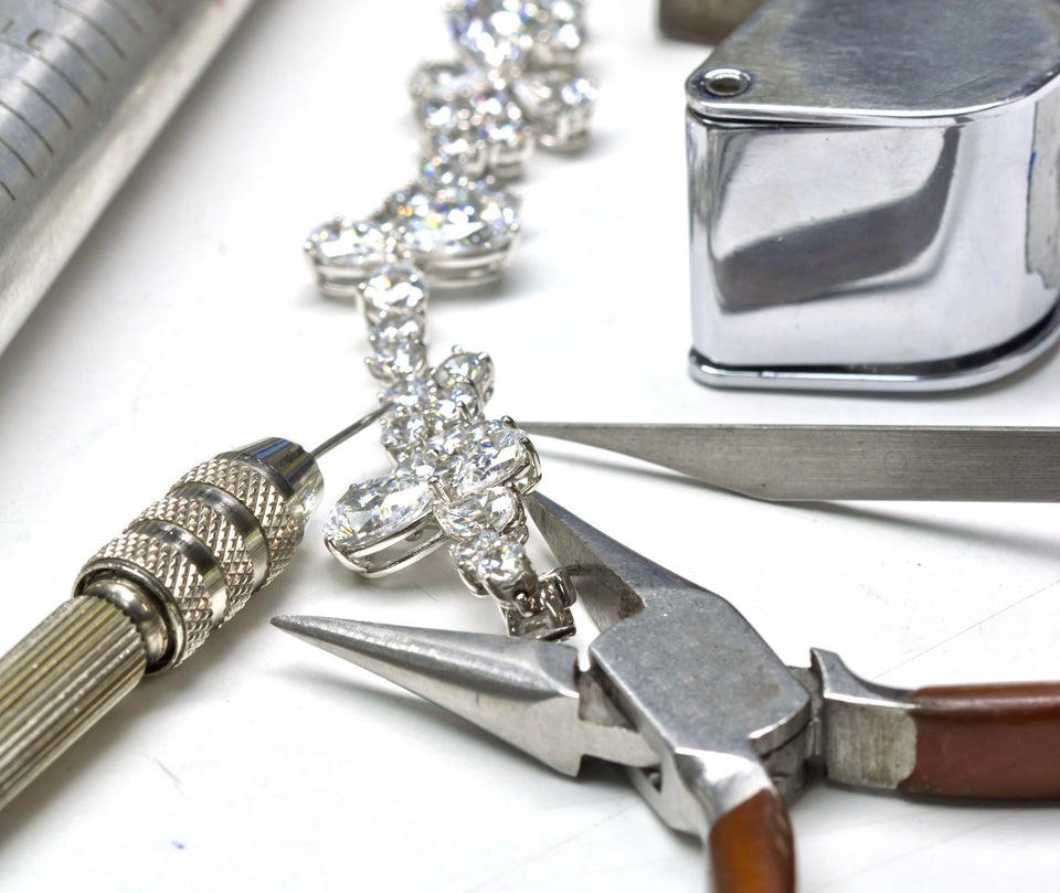 Professioneel goudsmid gereedschap waarmee diamanten in een witgouden armband worden geplaatst