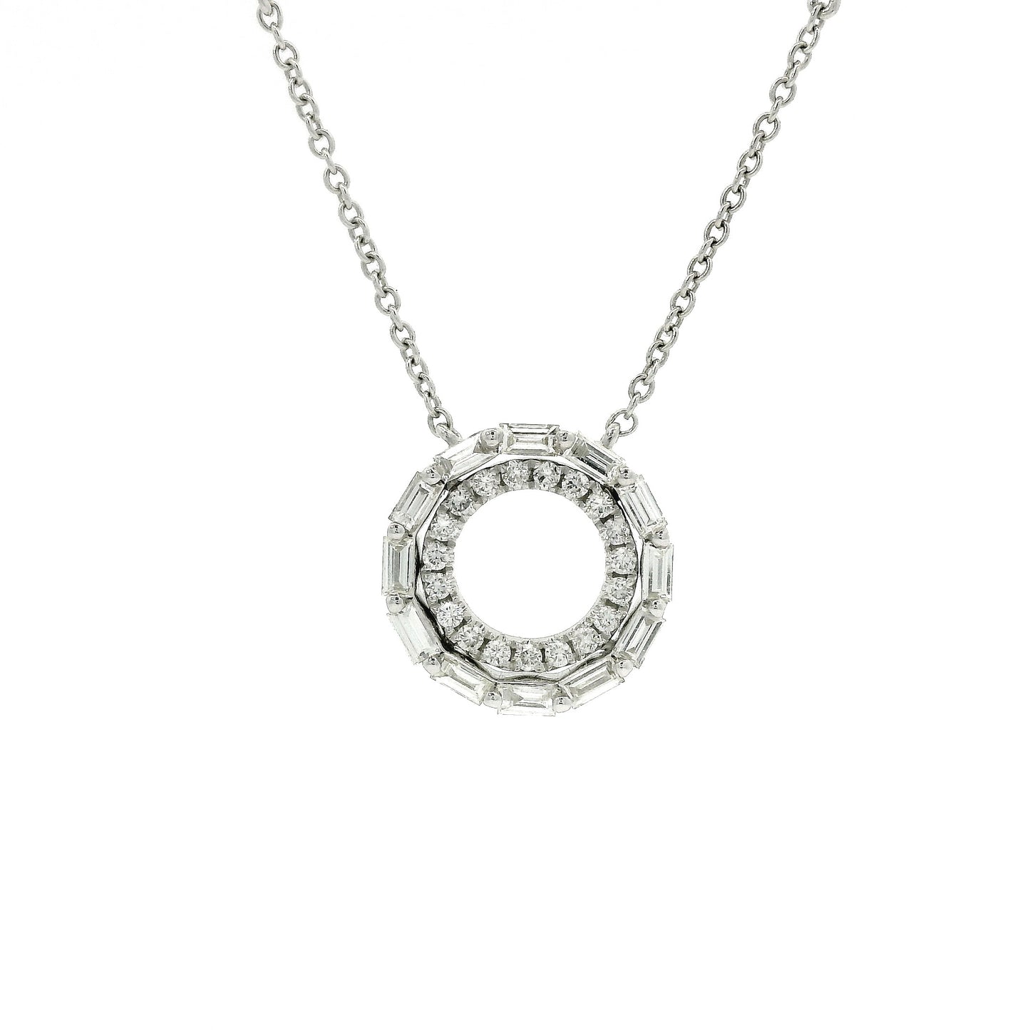 18 karaat witgouden collier van 3.2 gram. De hanger is bezet met 19 briljant geslepen diamanten met een totaalgewicht van 0.18 crt en 12 baguette geslepen diamanten met een totaalgewicht van 0.29 crt en 4 briljant geslepen diamanten in de ketting met een totaalgewicht van 0.10 crt Kleur:Top Wesselton Zuiverheid: SI Hanger: Ø 13 mm. De ketting heeft 4 diamantjes tussen de schakels. Verstelbare lengte ketting: 40-42-45 cm Schakel: Anker rond