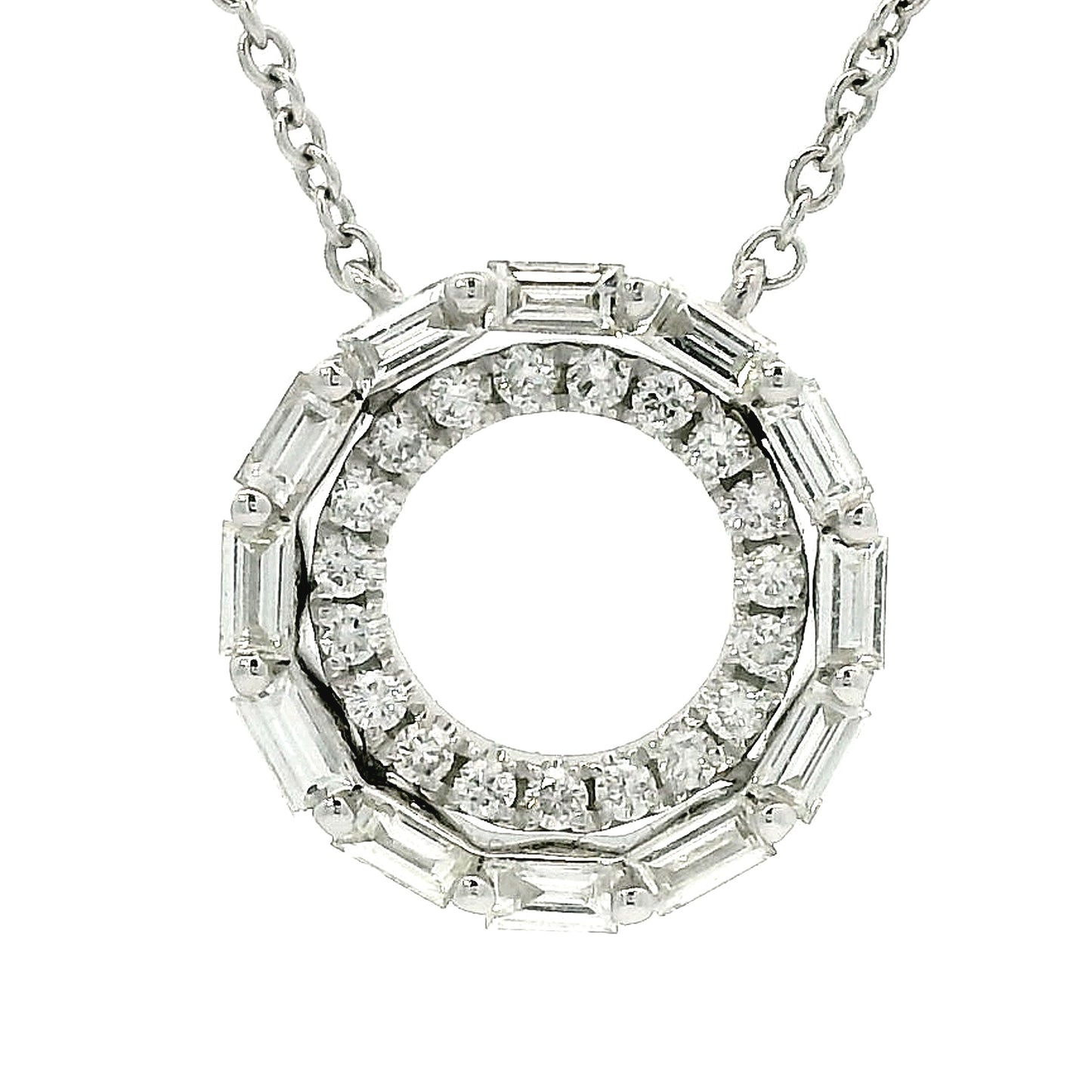 18 karaat witgouden collier van 3.2 gram. De hanger is bezet met 19 briljant geslepen diamanten met een totaalgewicht van 0.18 crt en 12 baguette geslepen diamanten met een totaalgewicht van 0.29 crt en 4 briljant geslepen diamanten in de ketting met een totaalgewicht van 0.10 crt Kleur:Top Wesselton Zuiverheid: SI Hanger: Ø 13 mm. De ketting heeft 4 diamantjes tussen de schakels. Verstelbare lengte ketting: 40-42-45 cm Schakel: Anker rond