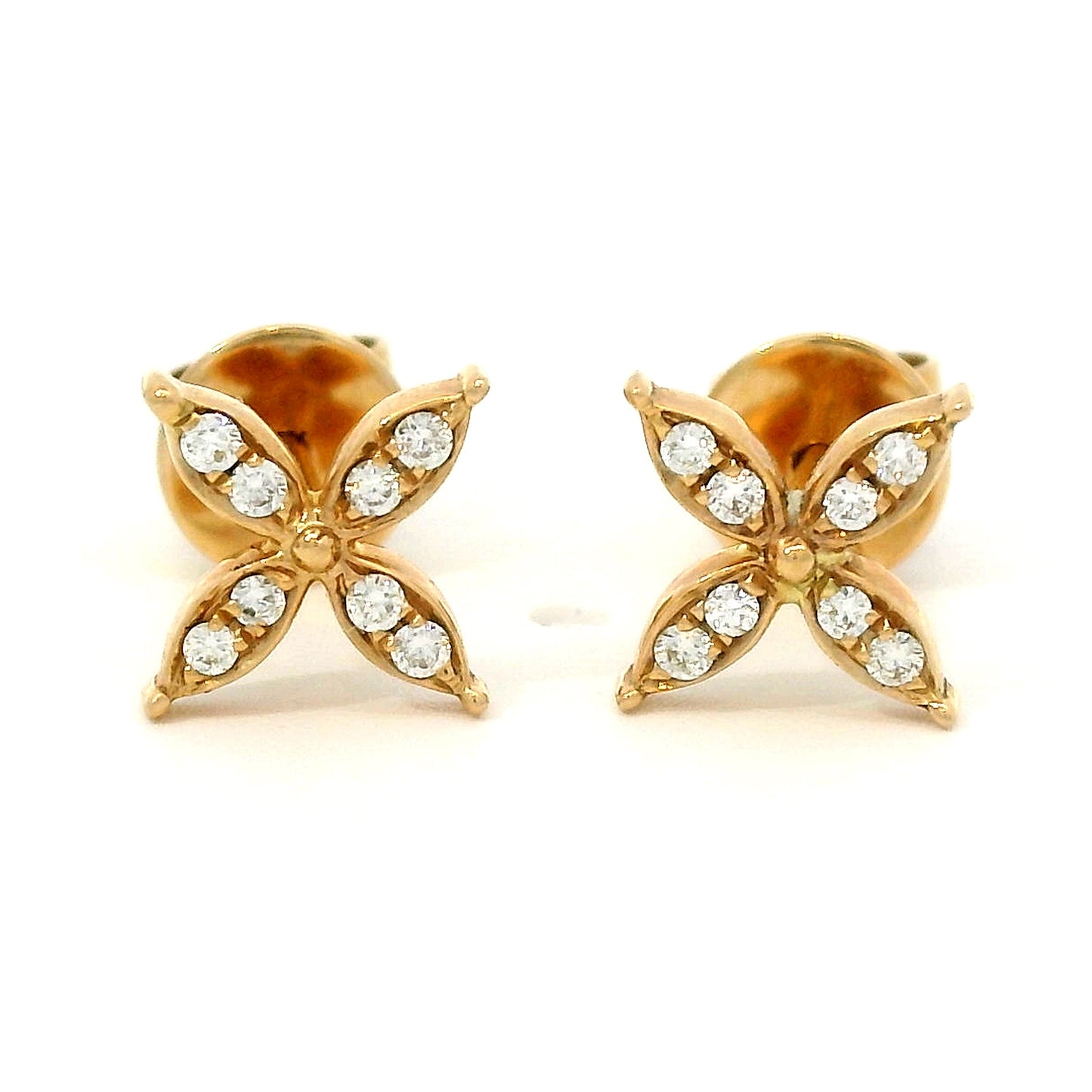 18 karaat rosé gouden oorstekers met vlindersluiting. NBezet met 16 briljant geslepen diamanten met een totaalgewicht van 0.07 crt Kleur: F Zuiverheid: VS2 Zetting: 6 x 6 mm