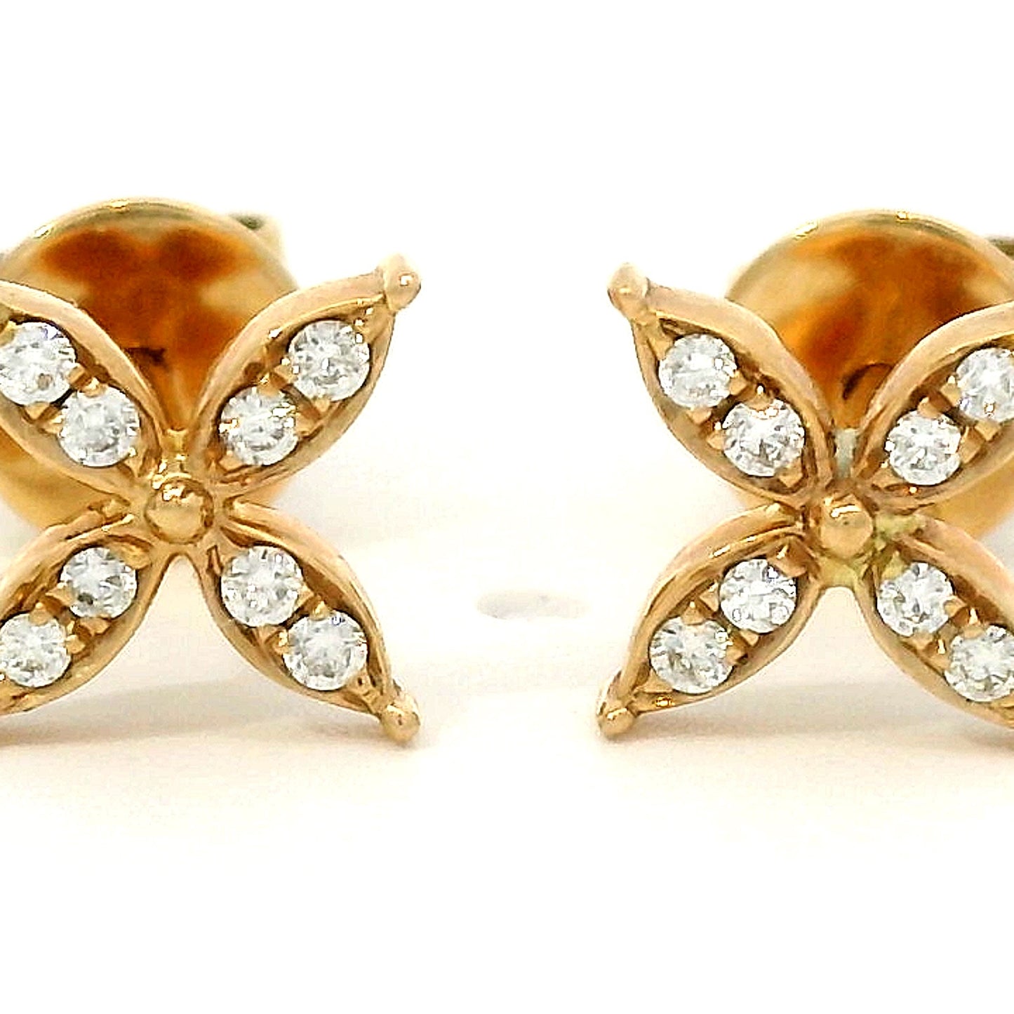 18 karaat rosé gouden oorstekers met vlindersluiting. NBezet met 16 briljant geslepen diamanten met een totaalgewicht van 0.07 crt Kleur: F Zuiverheid: VS2 Zetting: 6 x 6 mm