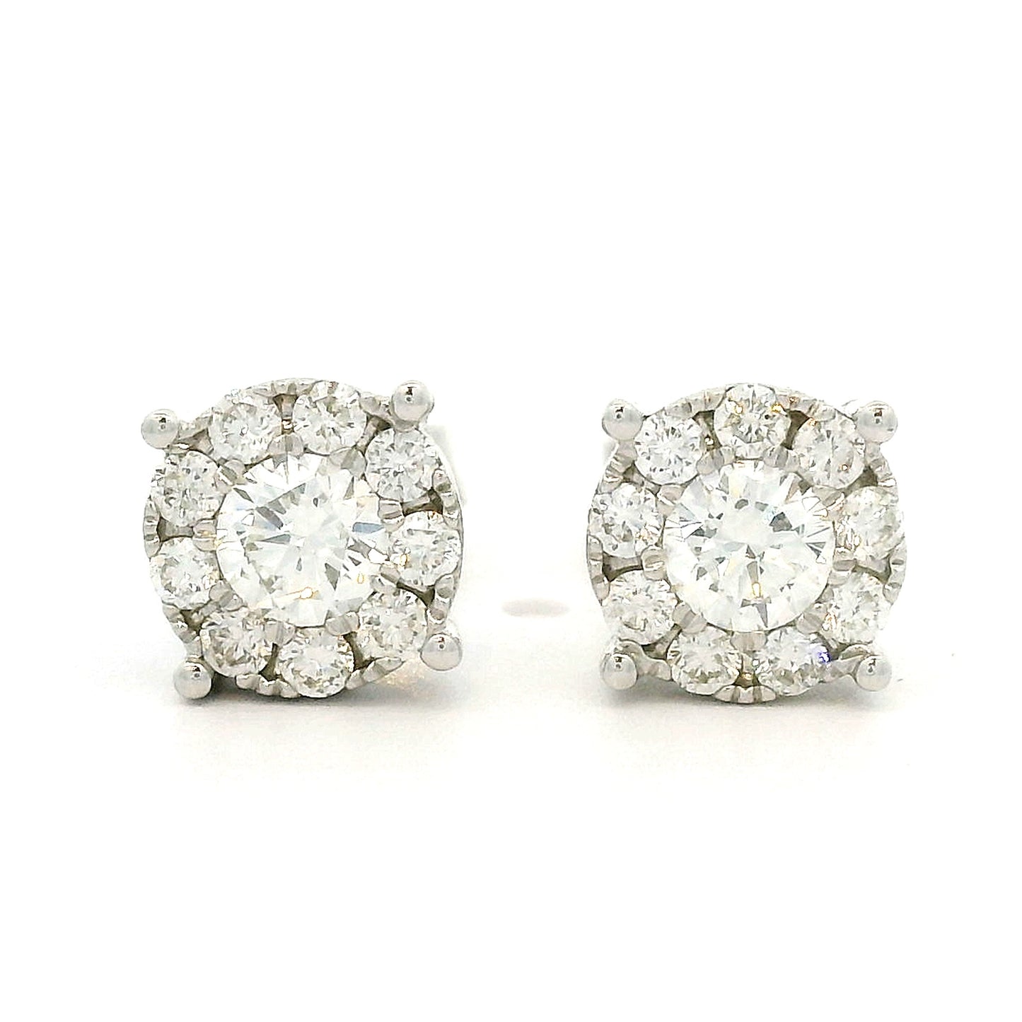 14 karaat witgouden oorbellen met Invisible Zetting. Bezet met 2 briljant geslepen diamanten met een totaalgewicht van 0.41 crt en 18 briljant geslepen kleinere diamanten met een totaalgewicht van 0.32 crt Kleur: G zuiverheid: VS Zetting: Ø 7 mm Model: O 4352