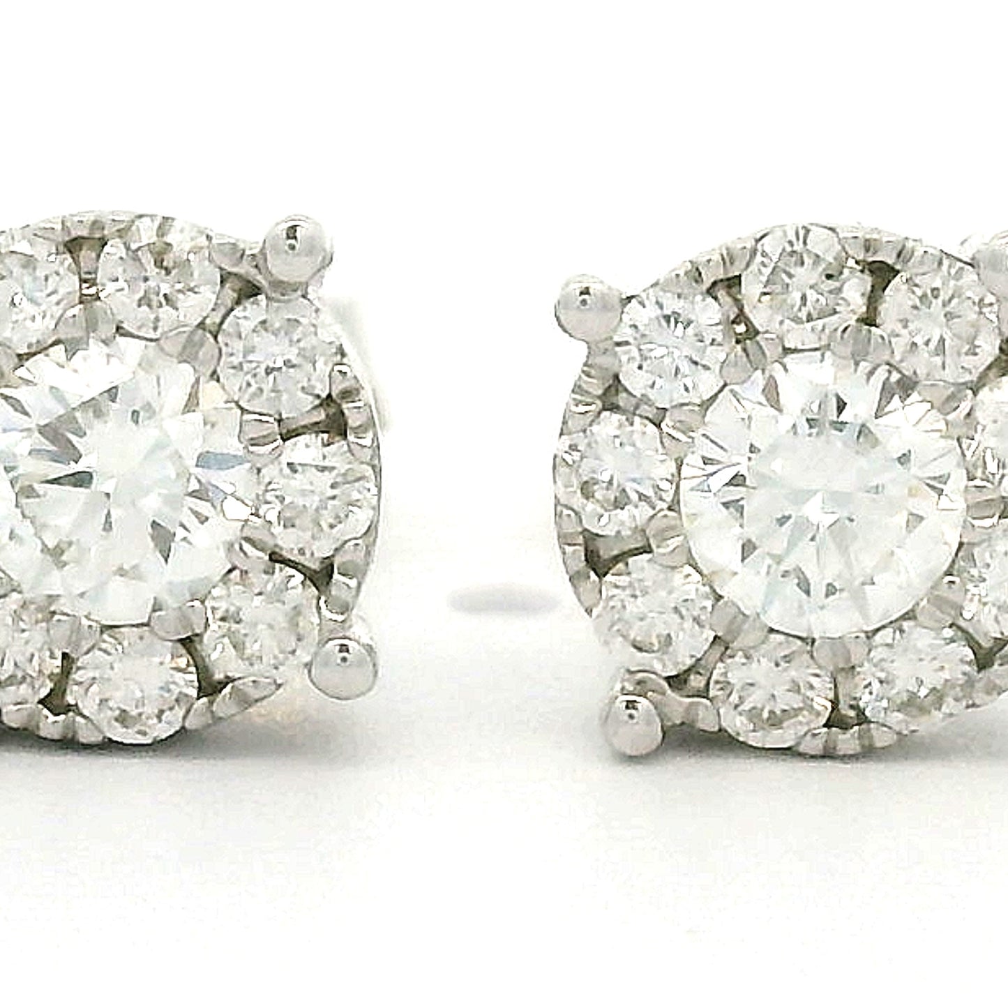 14 karaat witgouden oorbellen met Invisible Zetting. Bezet met 2 briljant geslepen diamanten met een totaalgewicht van 0.41 crt en 18 briljant geslepen kleinere diamanten met een totaalgewicht van 0.32 crt Kleur: G zuiverheid: VS Zetting: Ø 7 mm Model: O 4352