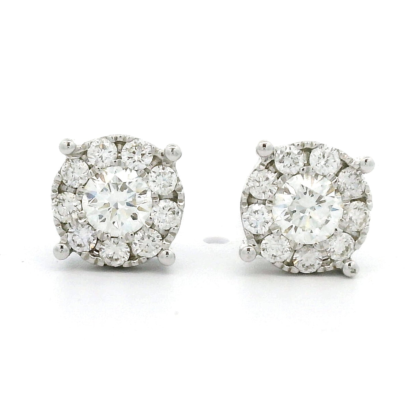 14 karaat witgouden oorstekers met invisible zettingen. De twee middelste grotere diamanten hebben een totaalgewicht van 0.48ct. Om elke middensteen zijn 9 kleinere diamantjes geplaatst, deze hebben een totaalgewicht van 0.41 crt. Alle diamanten hebben Kleur: G en Zuiverheid: VS. De zetting is 13 mm in omtrek. Model: O 4353