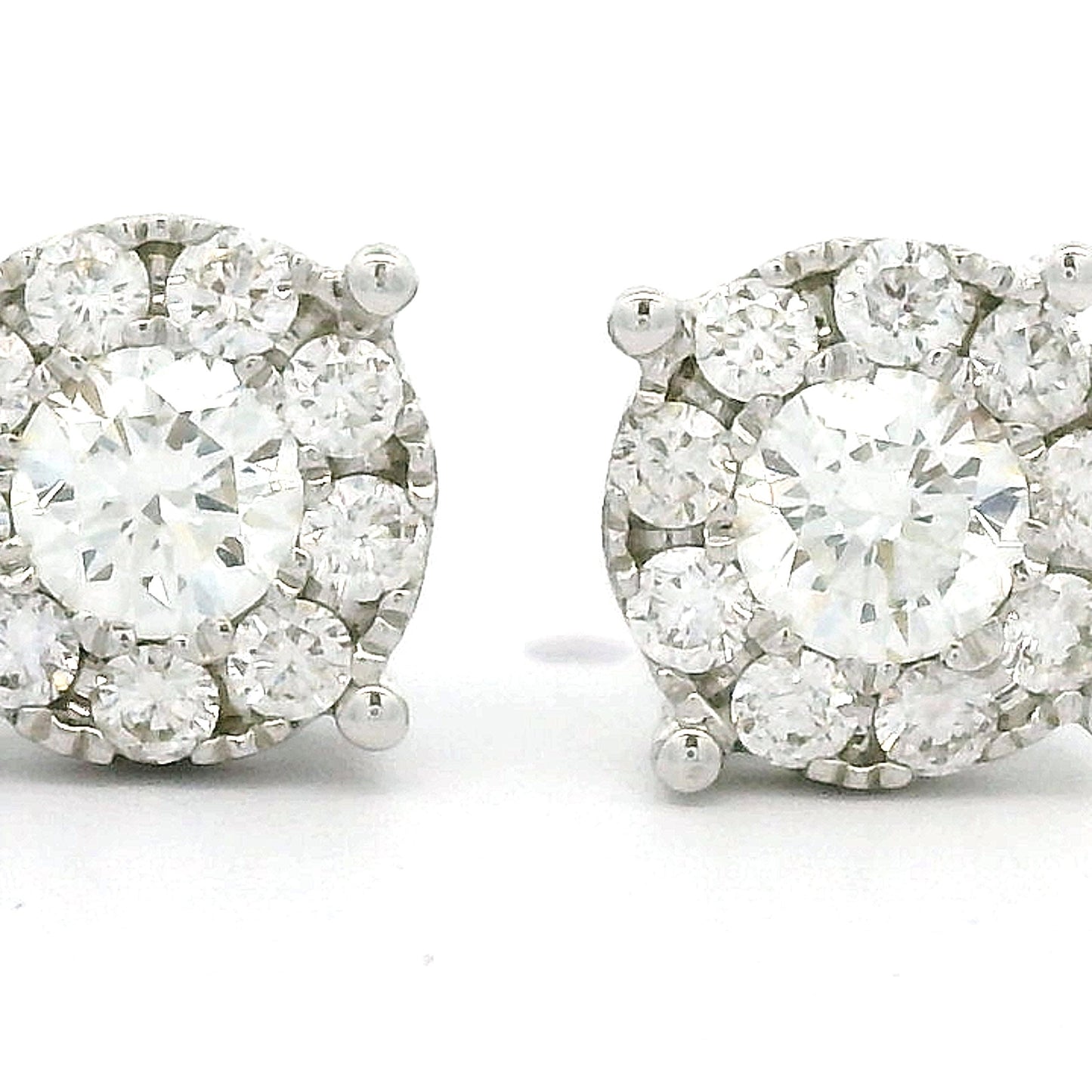 14 karaat witgouden oorstekers met invisible zettingen. De twee middelste grotere diamanten hebben een totaalgewicht van 0.48ct. Om elke middensteen zijn 9 kleinere diamantjes geplaatst, deze hebben een totaalgewicht van 0.41 crt. Alle diamanten hebben Kleur: G en Zuiverheid: VS. De zetting is 13 mm in omtrek. Model: O 4353